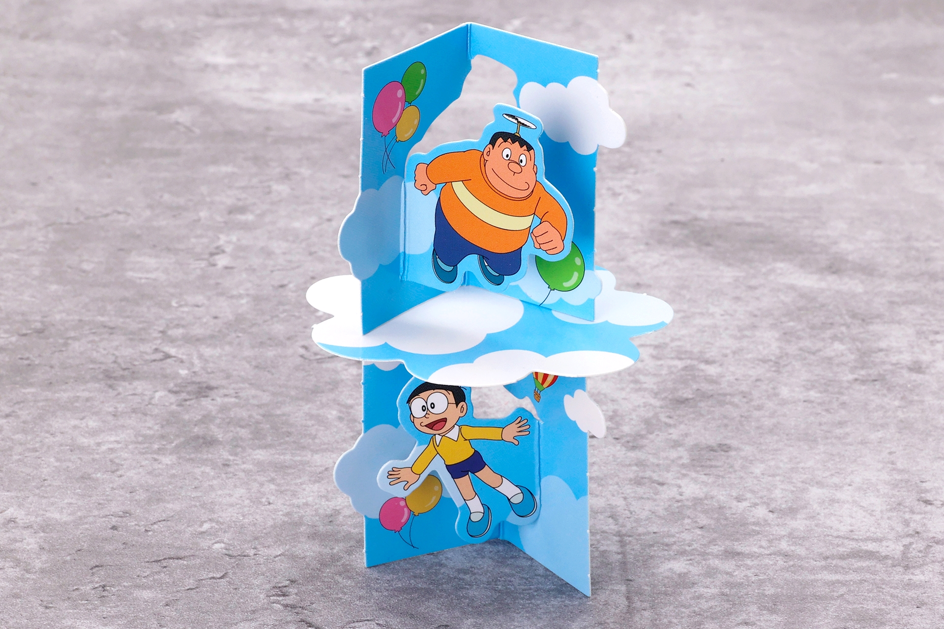 このように、キャラクターが描かれた空カードと雲カードを重ねていく。空カードは遊ぶ前に折っておこう