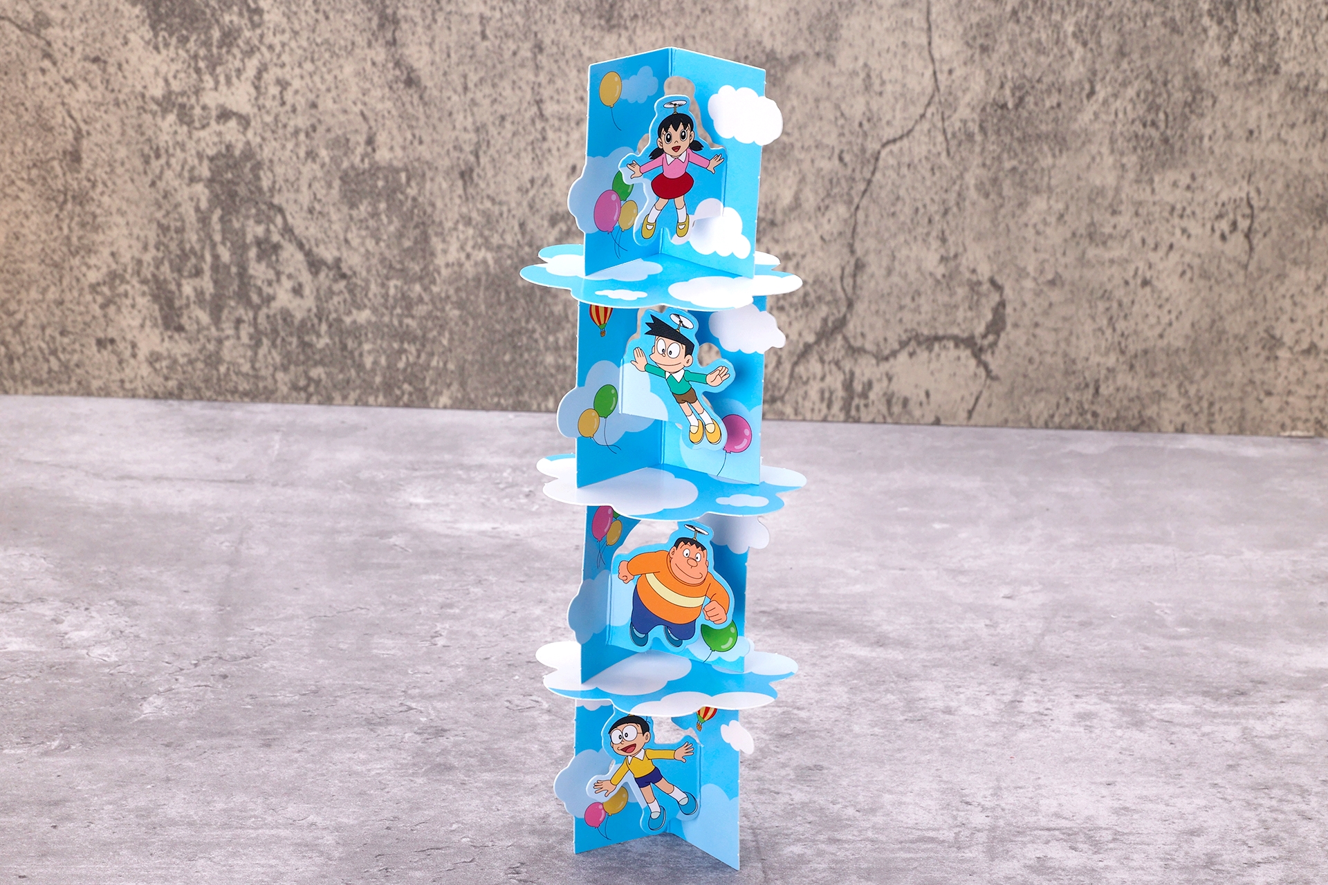 紙でできたシートの上に重ねていくので、バランスを取るのがかなり難しい