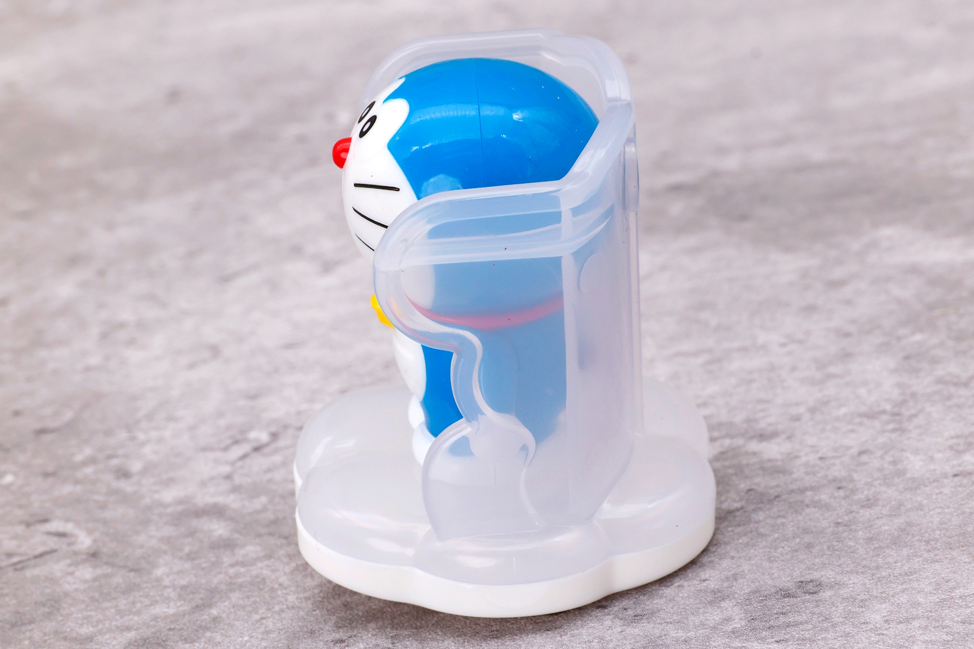 真横から見ても、すぐに誰かわかるドラえもんの顔