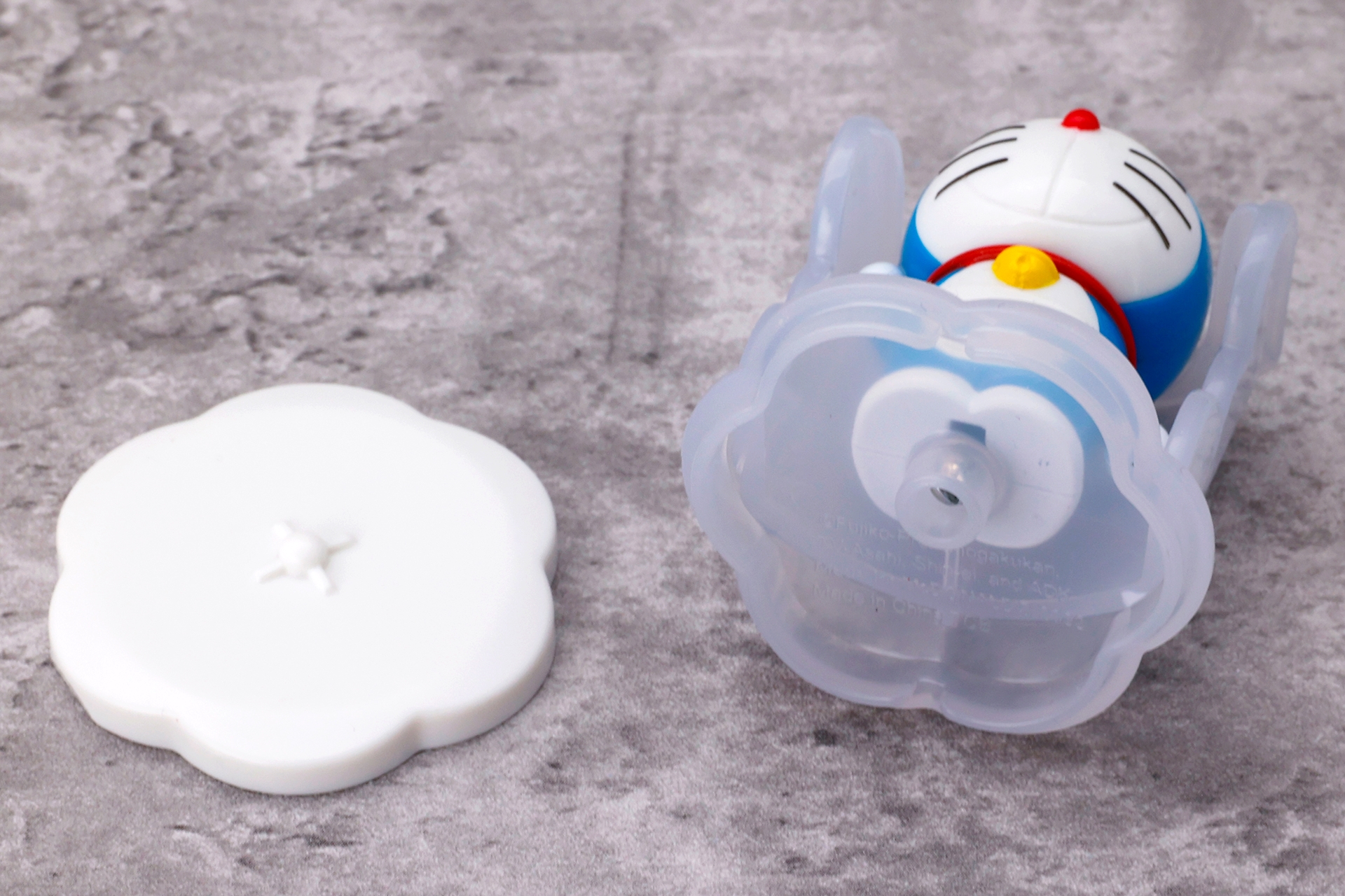 ベースパーツ部分は着脱可能だ。タワーの一番上に載せるときは外してから挑戦しよう