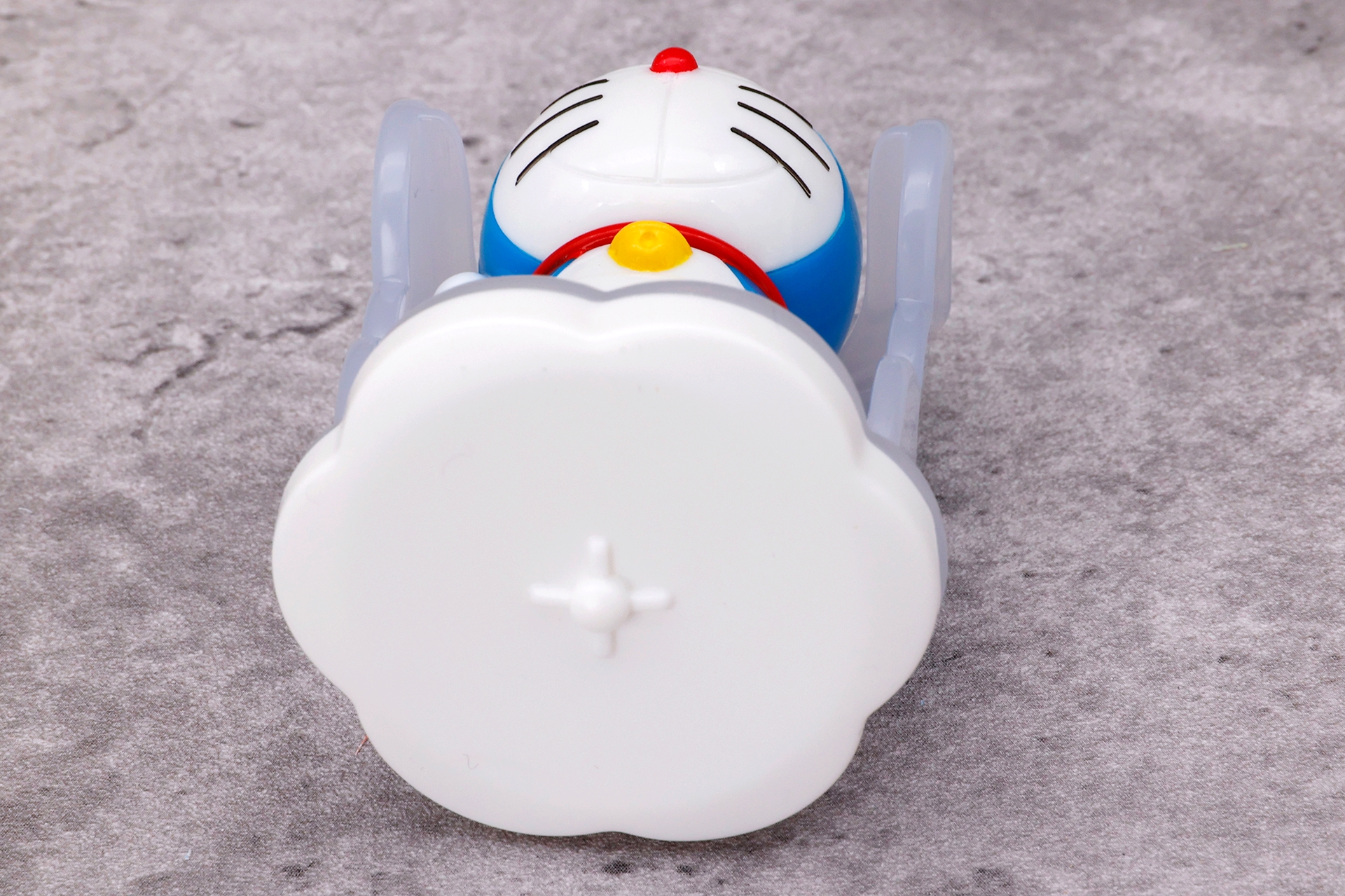 こちらが底面。ベースパーツ部分に突起があり、コマが回しやすくなっている