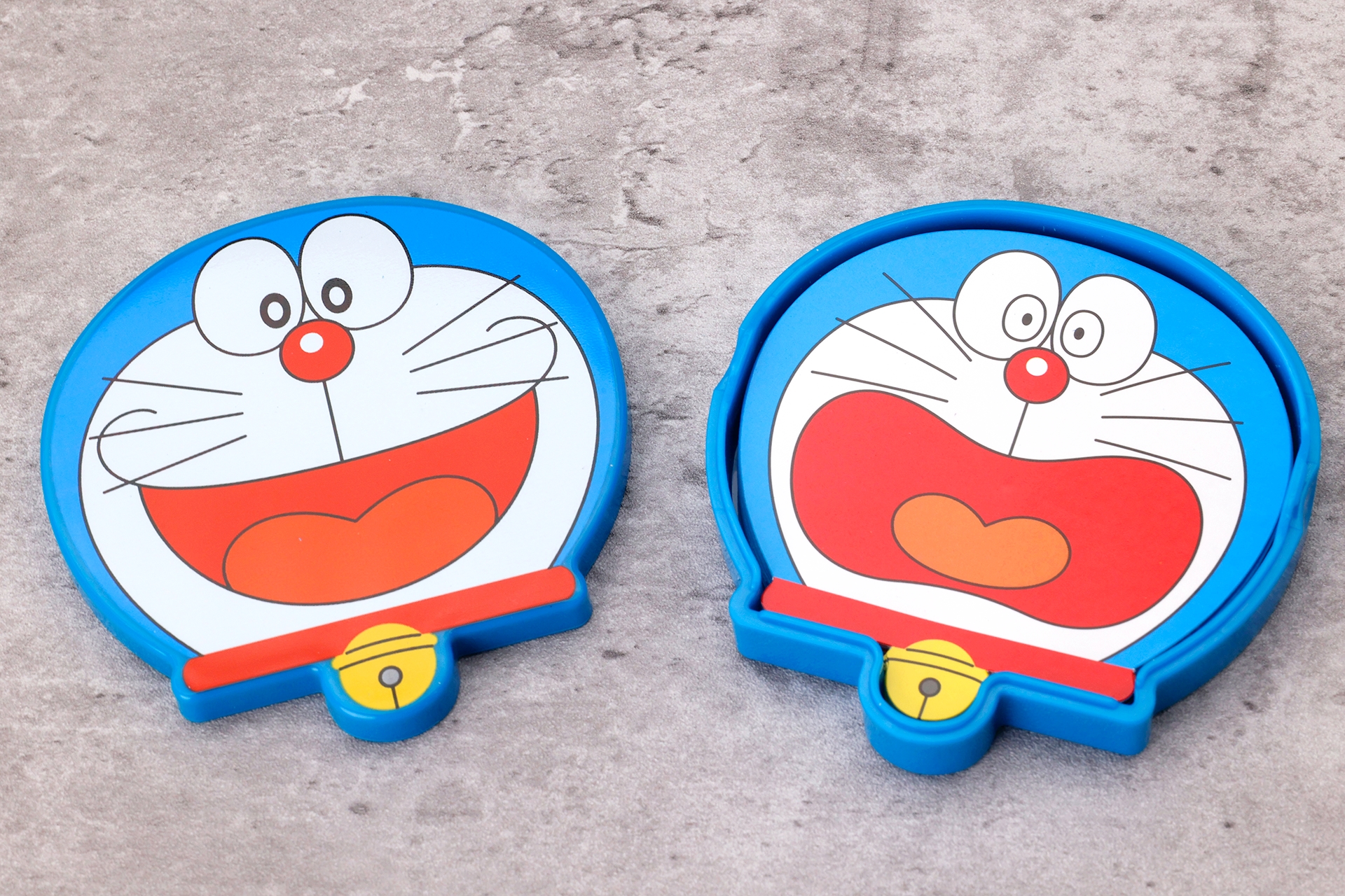 カードケースの蓋をあけたところ。カードは最初からこの中に入れられているので、切り離しなどの作業は不要だ