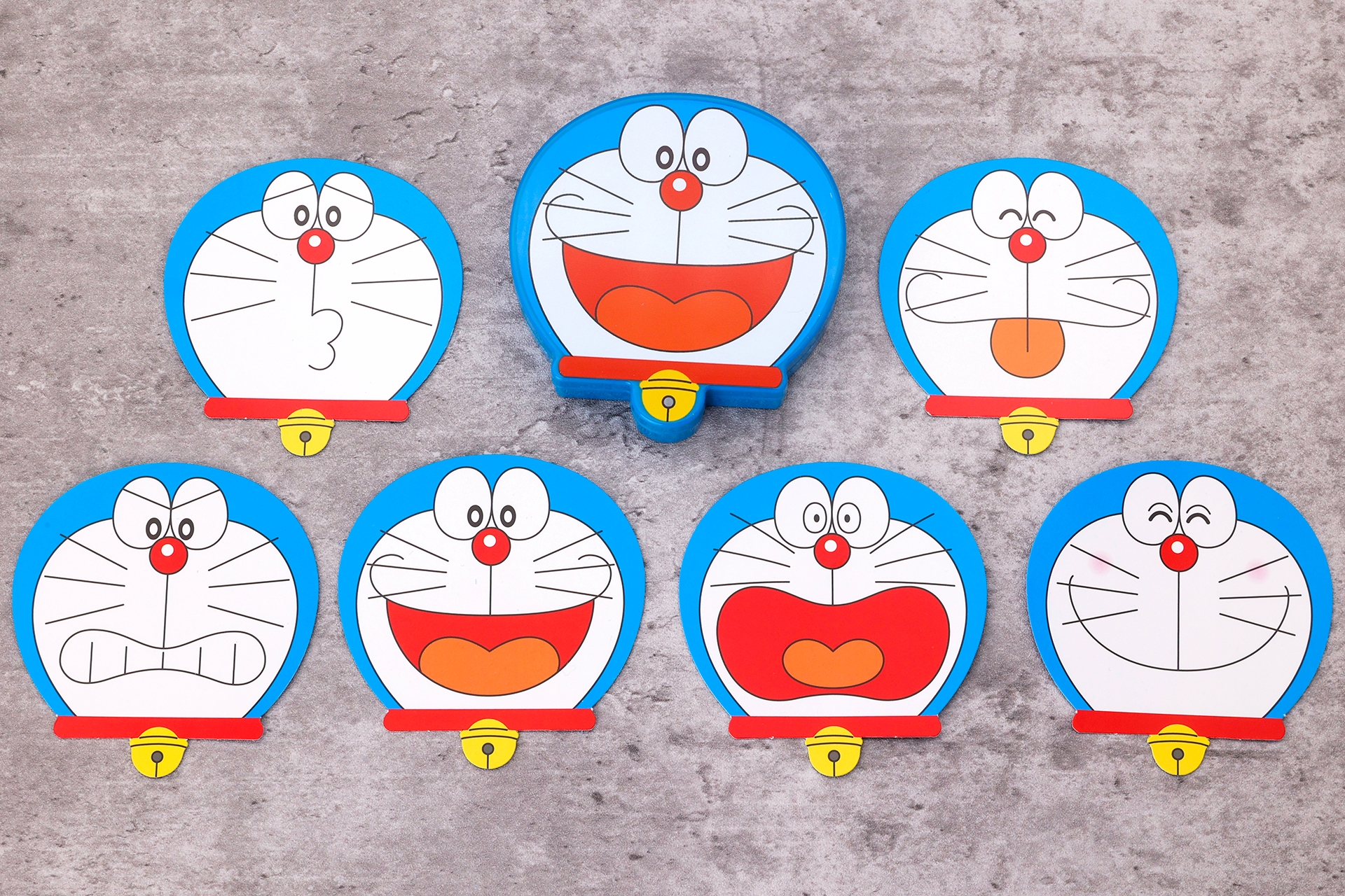 カードには、表情豊かなドラえもんの顔が描かれている