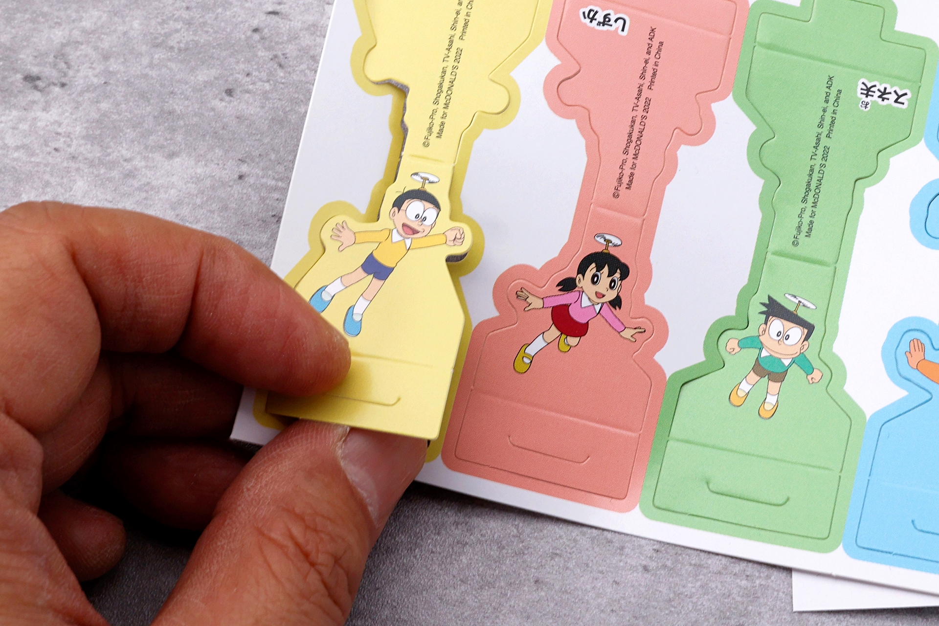 ゲームを遊ぶ前に、それぞれのコマやシートを切り離して組み立てておこう