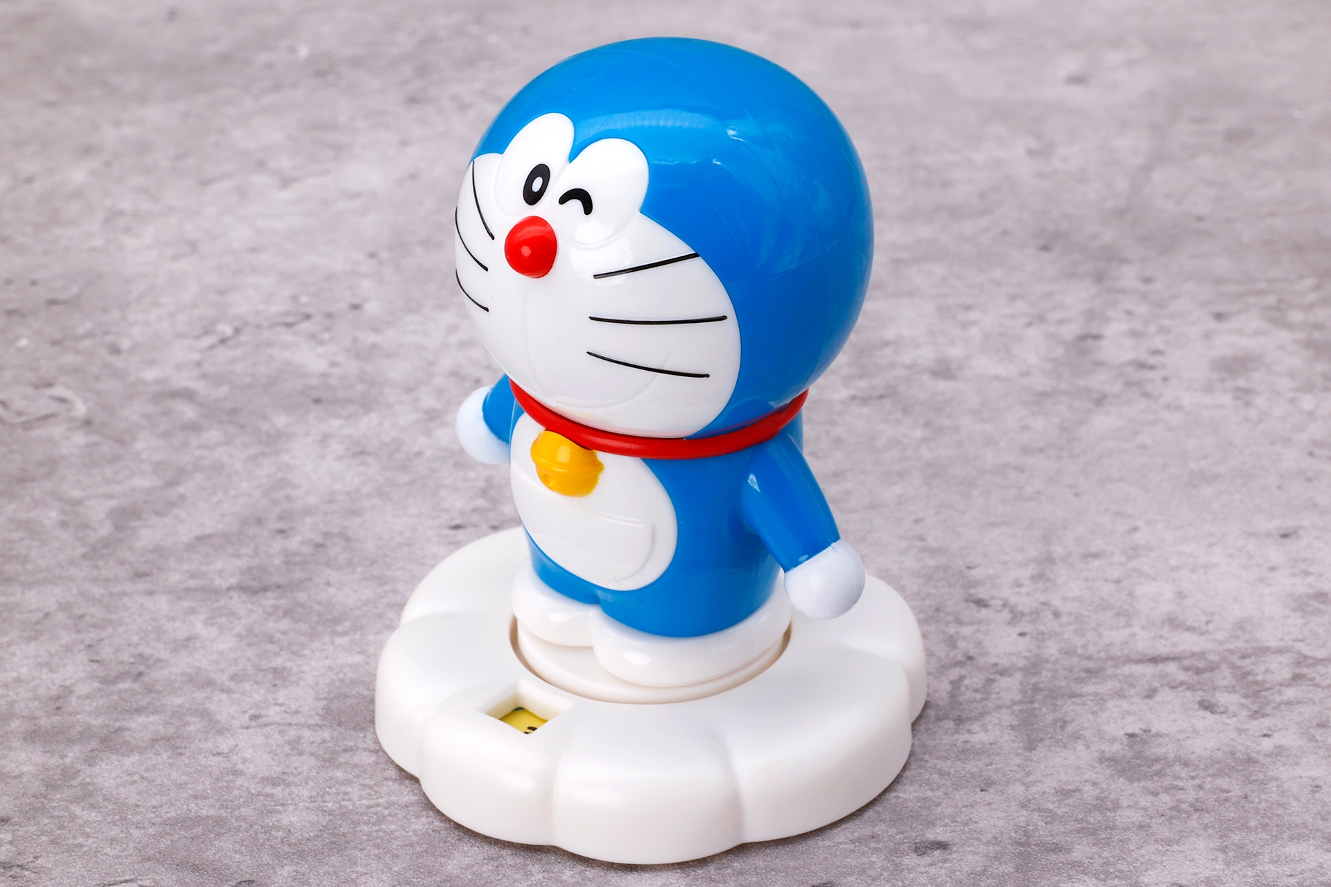 左目をウィンクしたかわいらしいデザインが採用されている