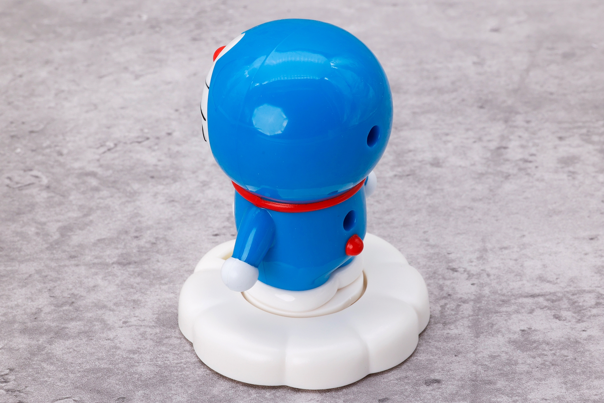 やや艶っぽいのか、青い色の体も色彩が鮮やかだ