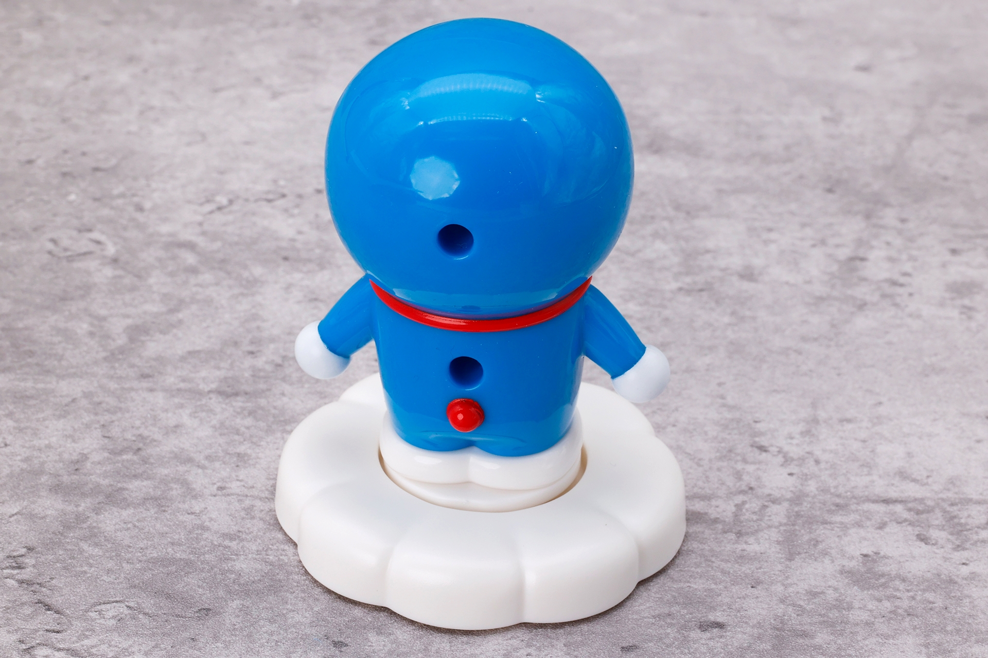 遊ぶときはあまり見ないと思うが、背面側はこんな感じになっている