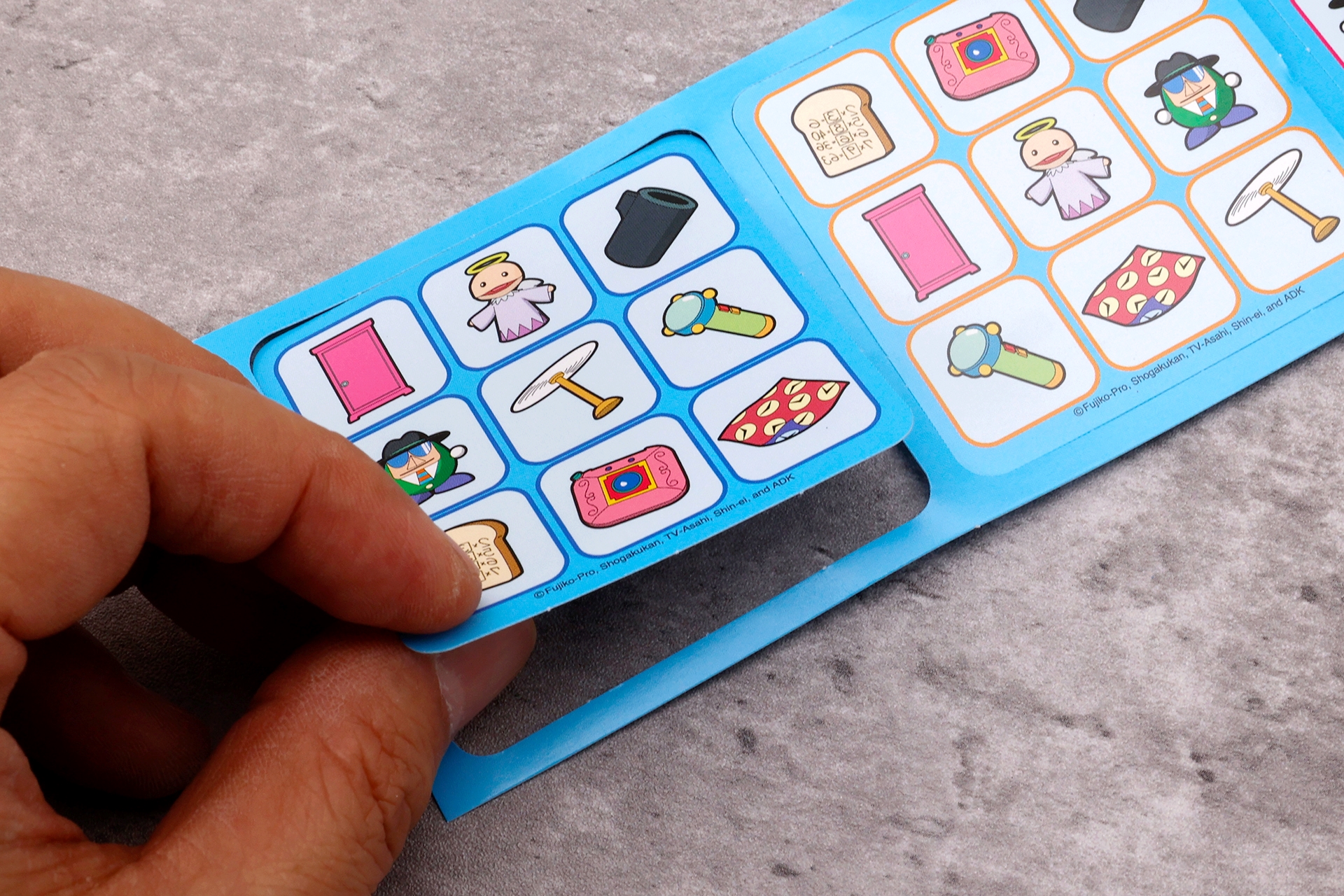 まずはカードを切り離してから、ゲームを遊ぶ準備を整えよう