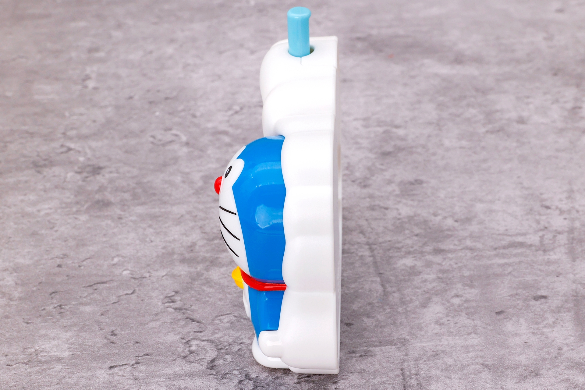 このように厚みはほとんどないため、しまっておくときも場所を取らない