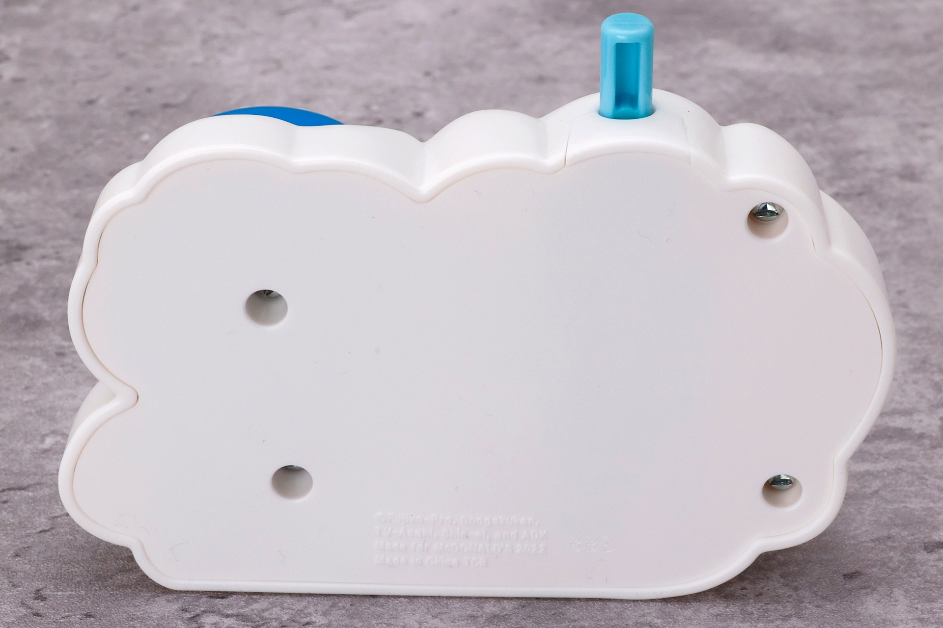 背面側は特に何もないが、下側に置きやすいように平らな形状になっている