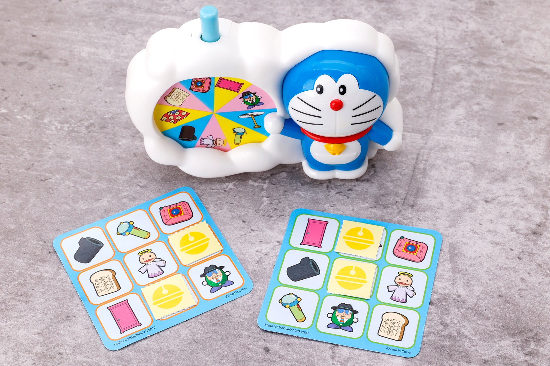 ドラえもんの手が指したひみつ道具の絵柄にすずのカードを置いていく