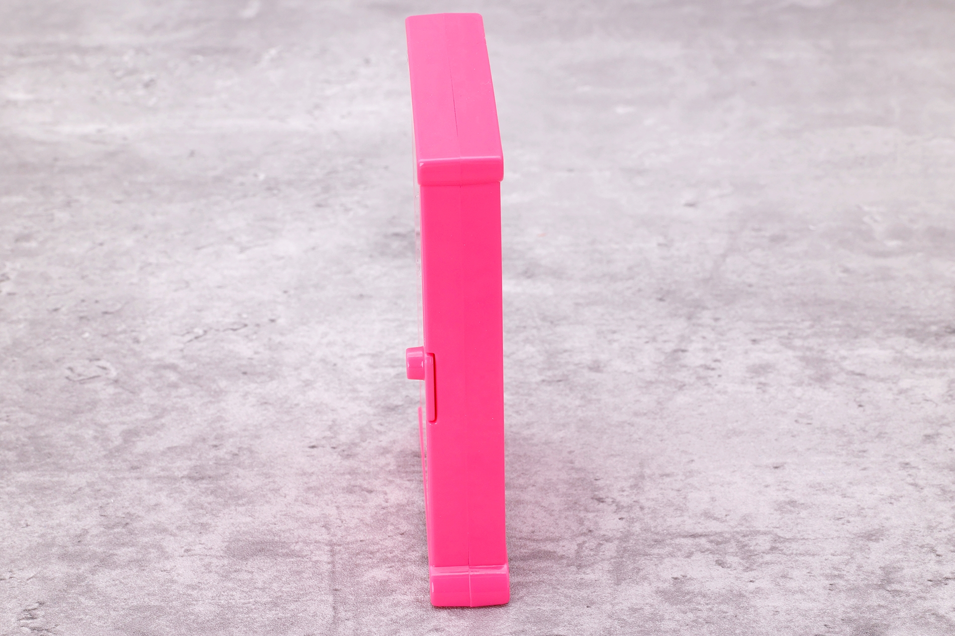 この薄さも「どこでもドア」ならではといった感じか