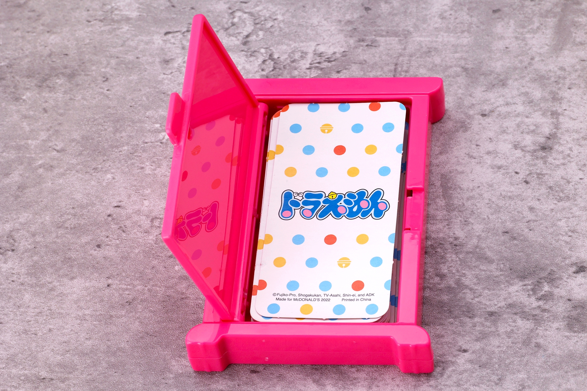 このように「どこでもドア」の扉を開いて、中にカードが収納できる