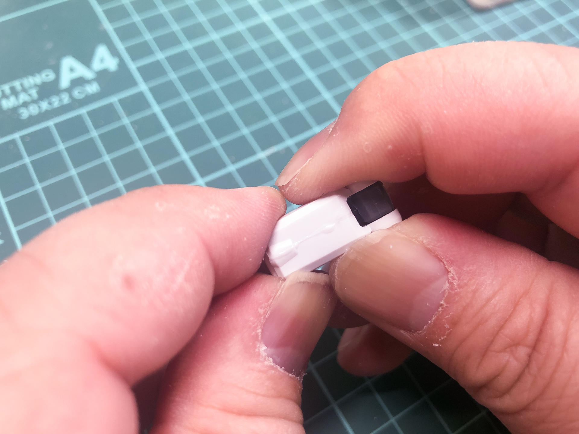 タミヤセメントを使用して合わせ目消しを行ないます。しっかりと接着剤を塗布することで合わせ目を確実に消すことができます。