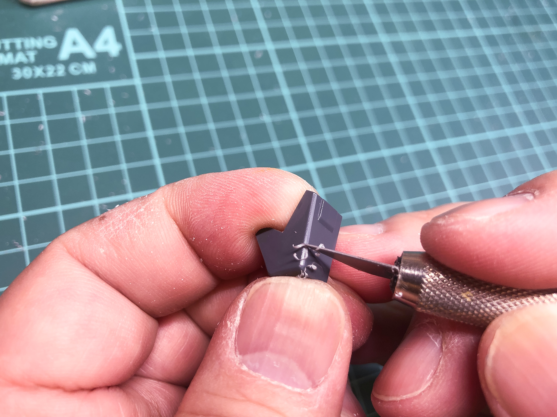 パーツのエッジが尖るようにカンナ掛けを行ないます。これを行なうだけでプロポーションがよくなります。