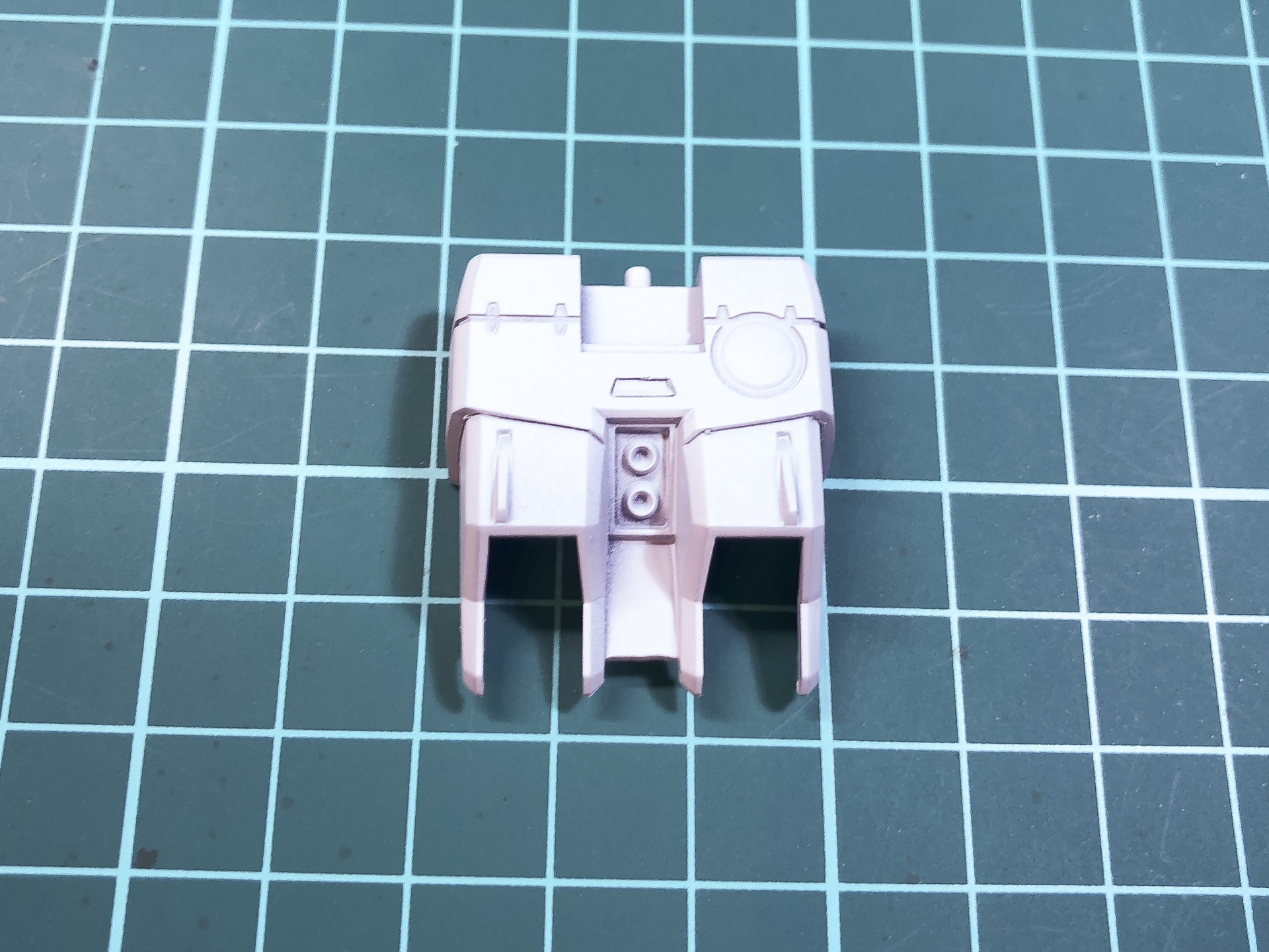 サーフェイサーを塗布したバックパック。一度塗りでしっかりと発色しています。乾燥した塗膜はラッカーに比べ粘りがあります。