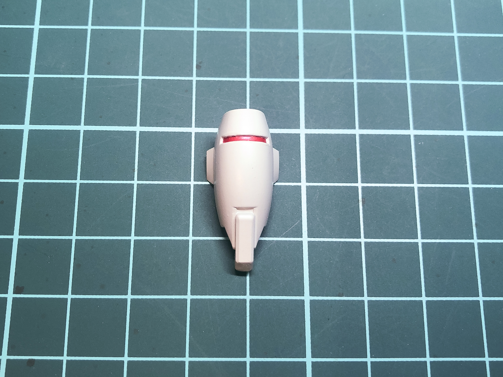 「モデルエアー ライトブルー」を塗装した膝パーツ。箱絵にあるような少し青みのあるホワイトに仕上がりました。部分塗装には「メカカラー メタリックレッド」を使用しています。