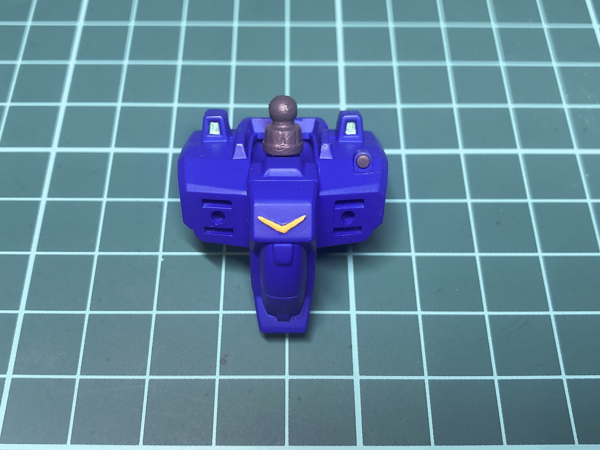 「モデルエアー フレンチブルー」で青い部分を塗装した胴体パーツ。鮮やかなブルーに仕上がりました。部分塗装には「モデルエアー イエローRLM04」と「メカカラー メタリックグリーン」を使用しています。