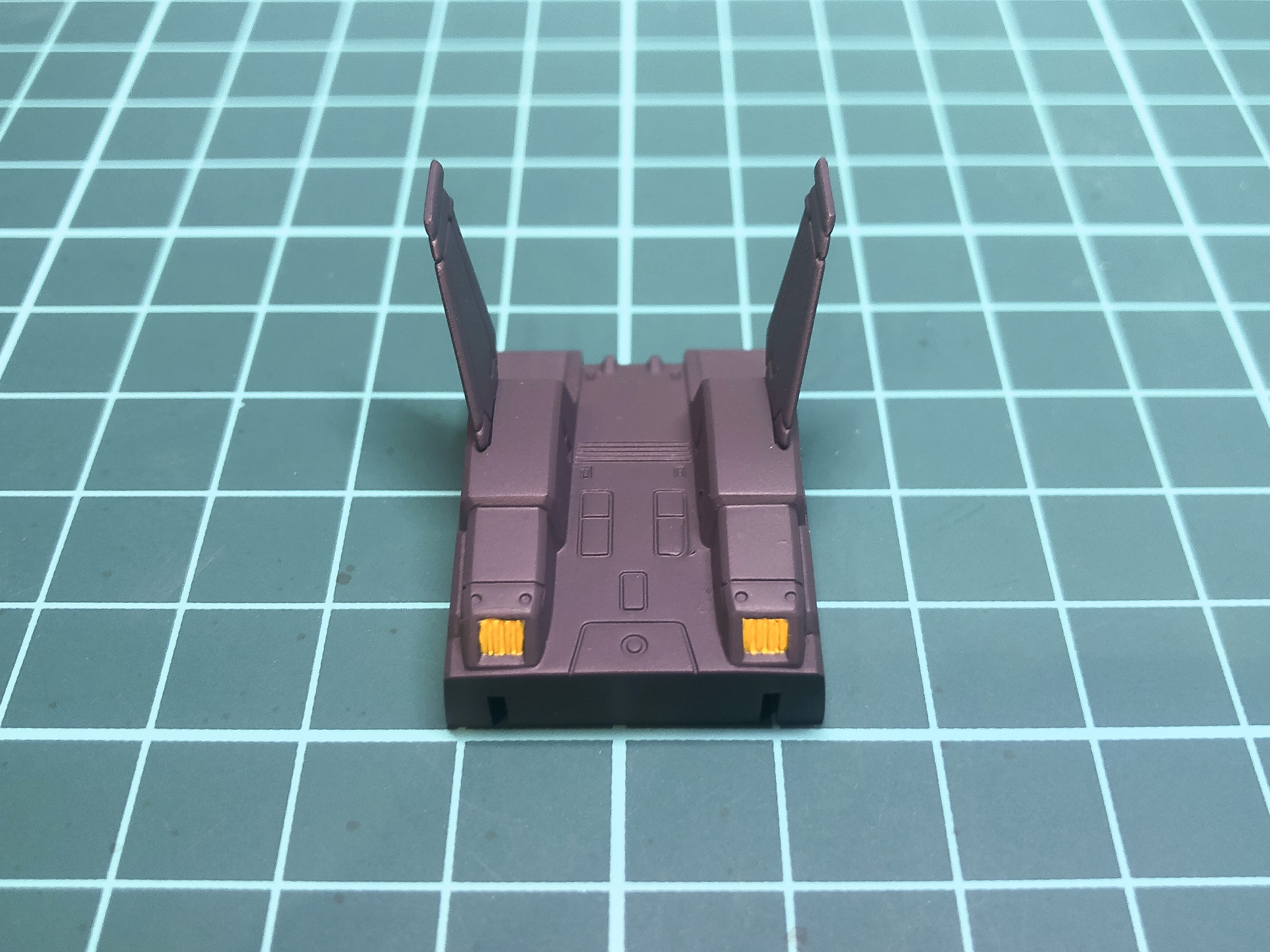 「モデルエアー ダークグレーRLM42」を塗装したコアファイター背部パーツ。深みのあるグレーに仕上がっています。また、部分塗装には「モデルエアー イエローRLM04」を使用しています。