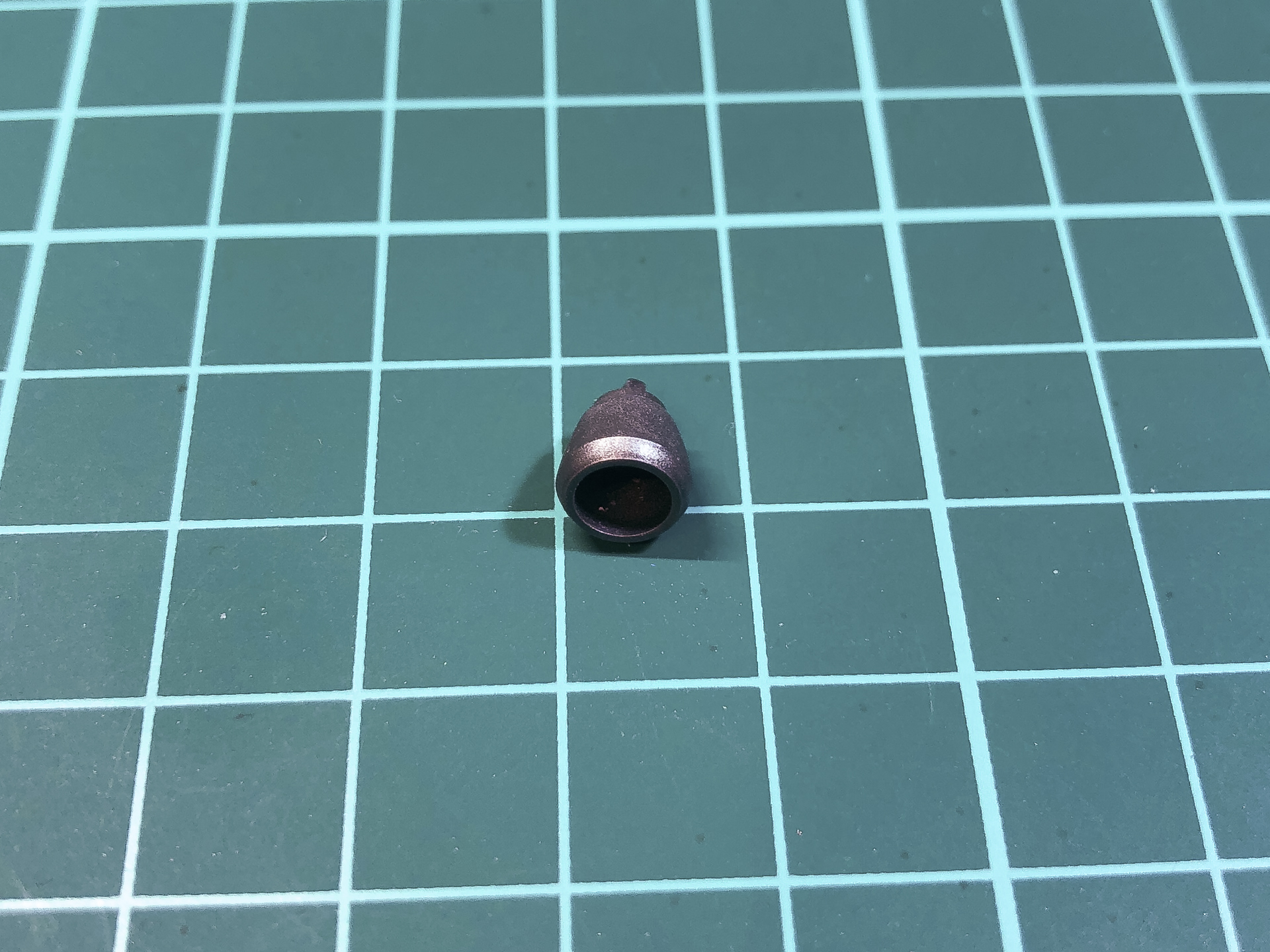 「モデルエアー ガンメタル」を塗装したスラスターパーツ。渋い輝きが質感を引き立てます。