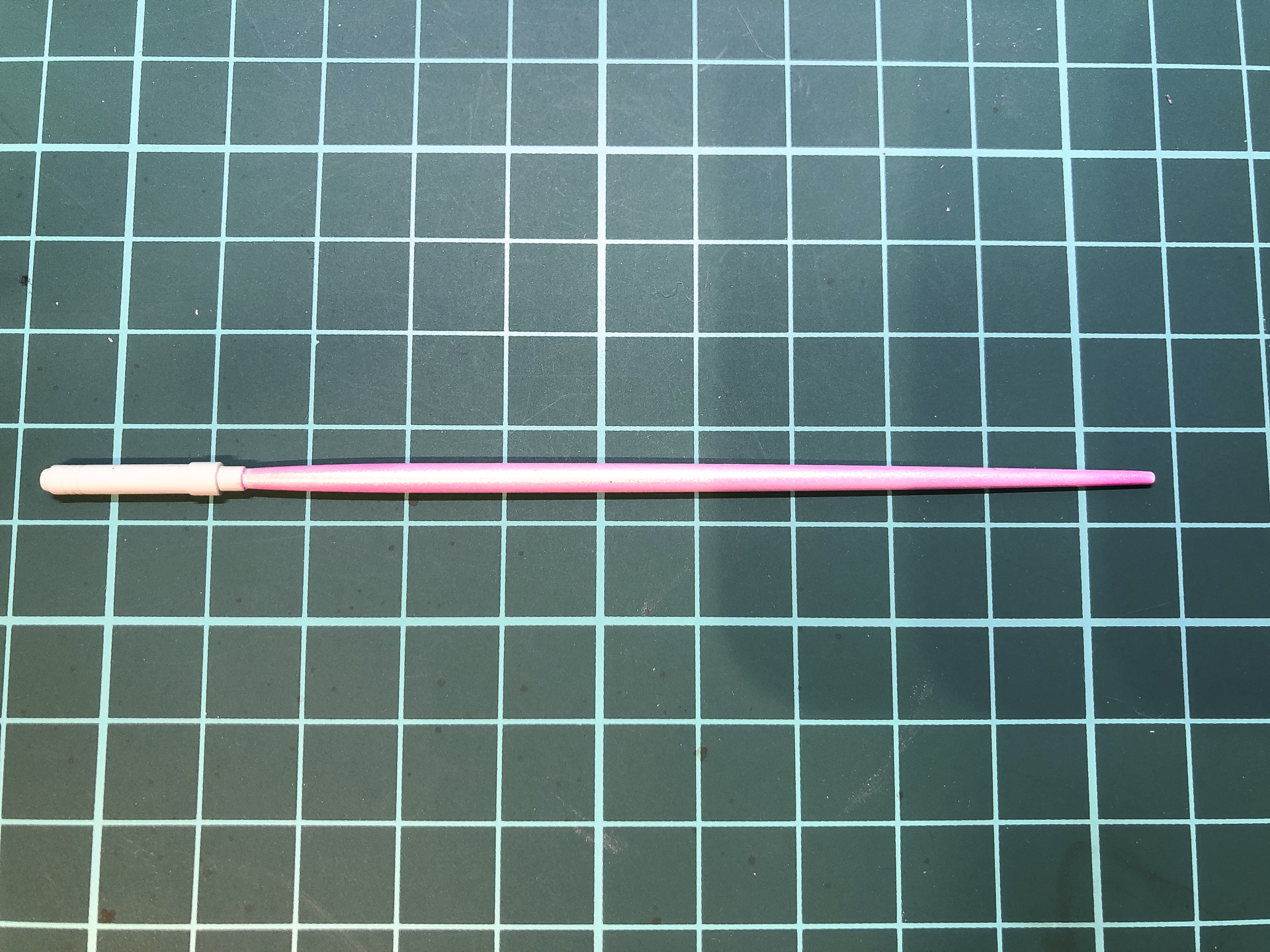 塗装を行なったビーム・サーベル。ビーム刃の輝きをうまく再現できたと思います。