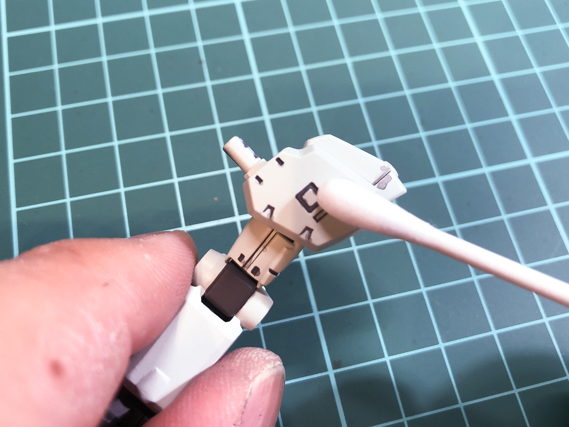 墨入れ後にはみ出た部分はエナメル溶剤を付けた綿棒で拭き取ります。ファレホの塗膜はラッカーの塗膜に比べると弱いので強く拭き取らないように注意が必要です。