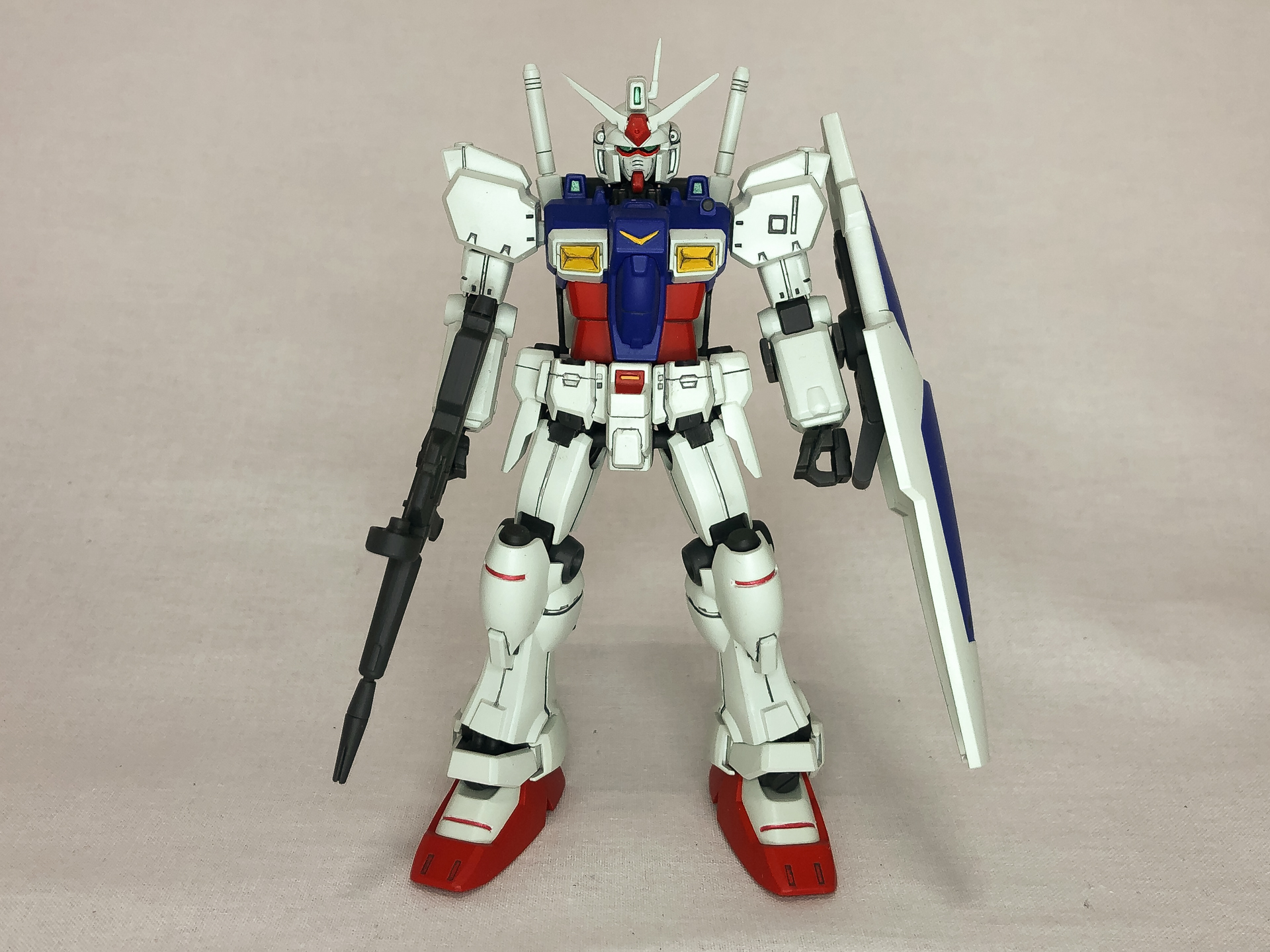 まずは素立ちで四方から撮影してみました。初代ガンダムに比べマッシブなプロポーションになっています。