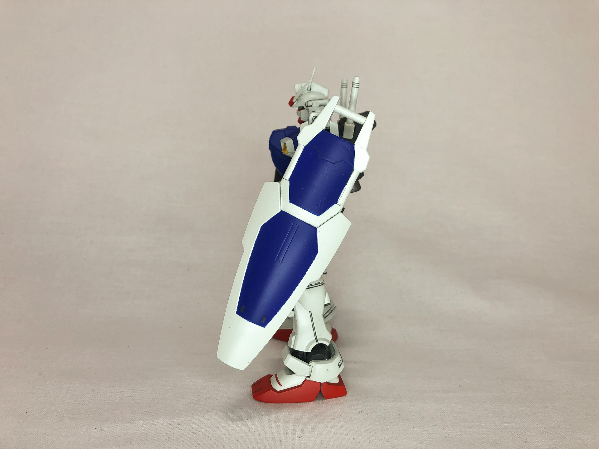 まずは素立ちで四方から撮影してみました。初代ガンダムに比べマッシブなプロポーションになっています。