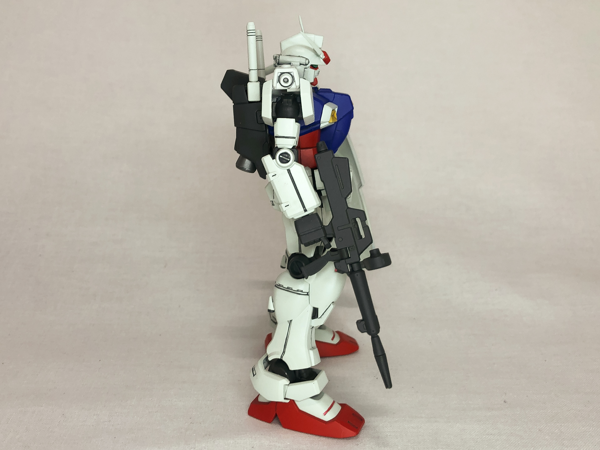 まずは素立ちで四方から撮影してみました。初代ガンダムに比べマッシブなプロポーションになっています。