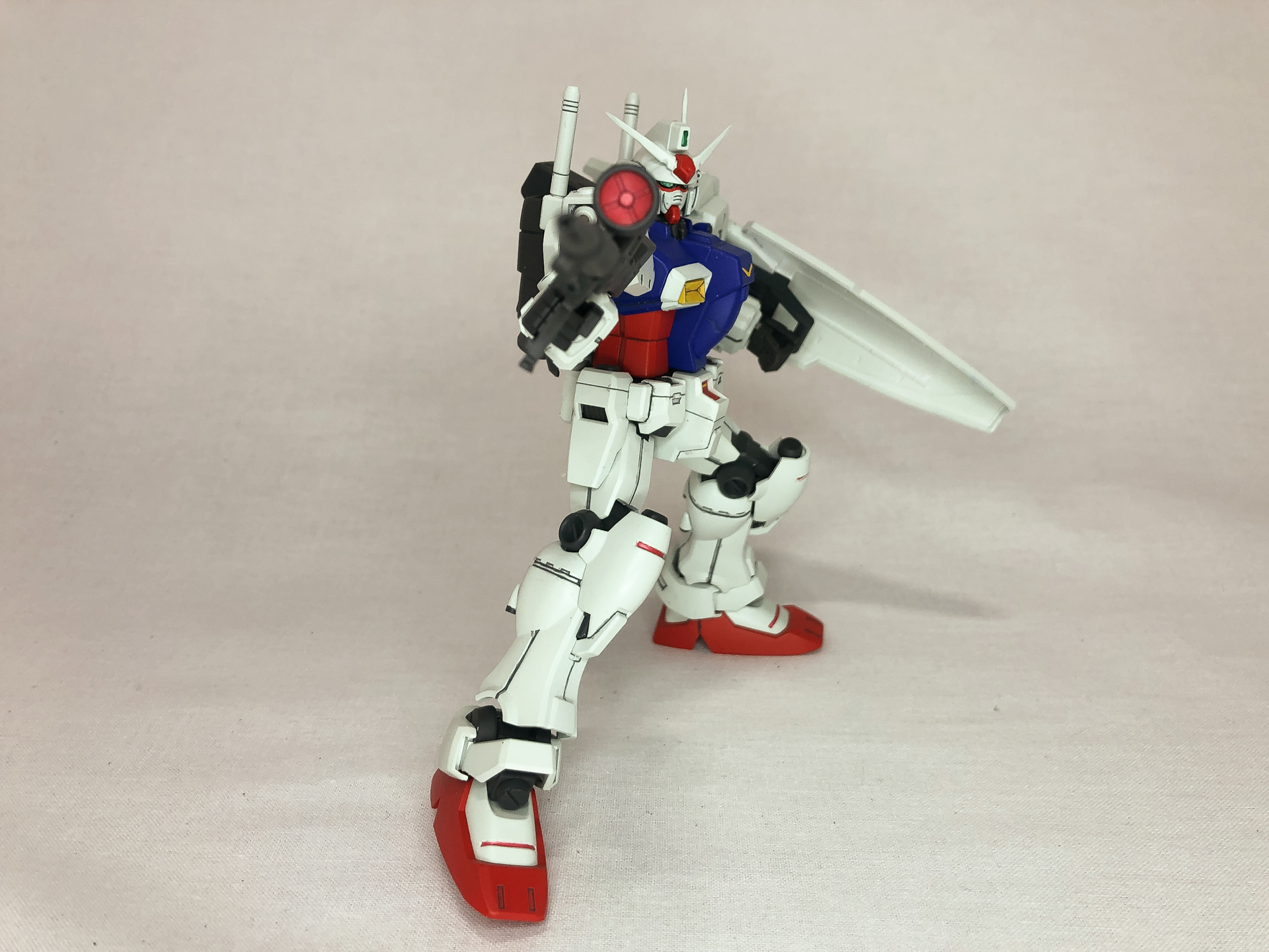 ビームライフルを構えてみました。古いキットですがしっかりと可動します。