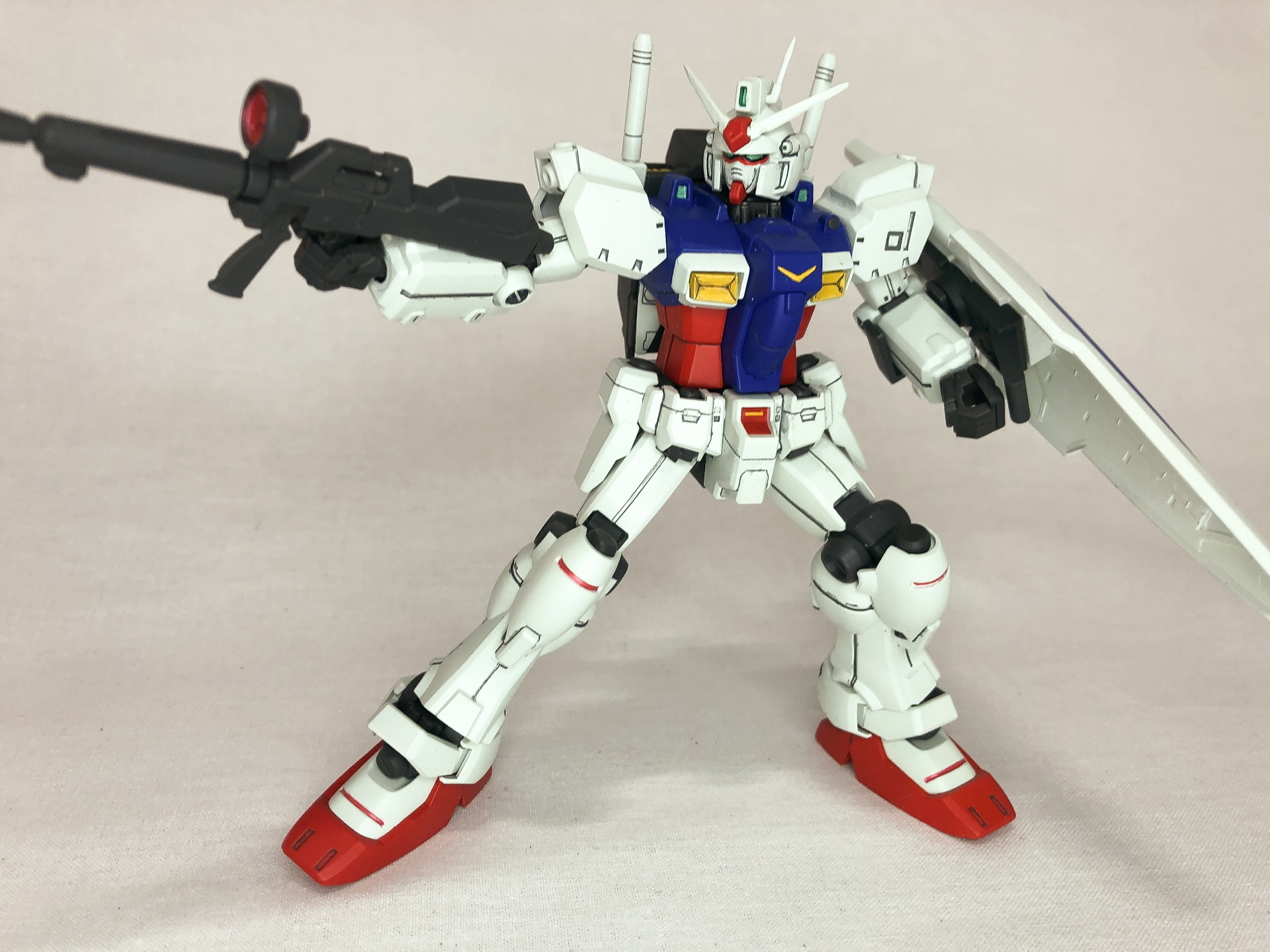 ビームライフルを構えてみました。古いキットですがしっかりと可動します。