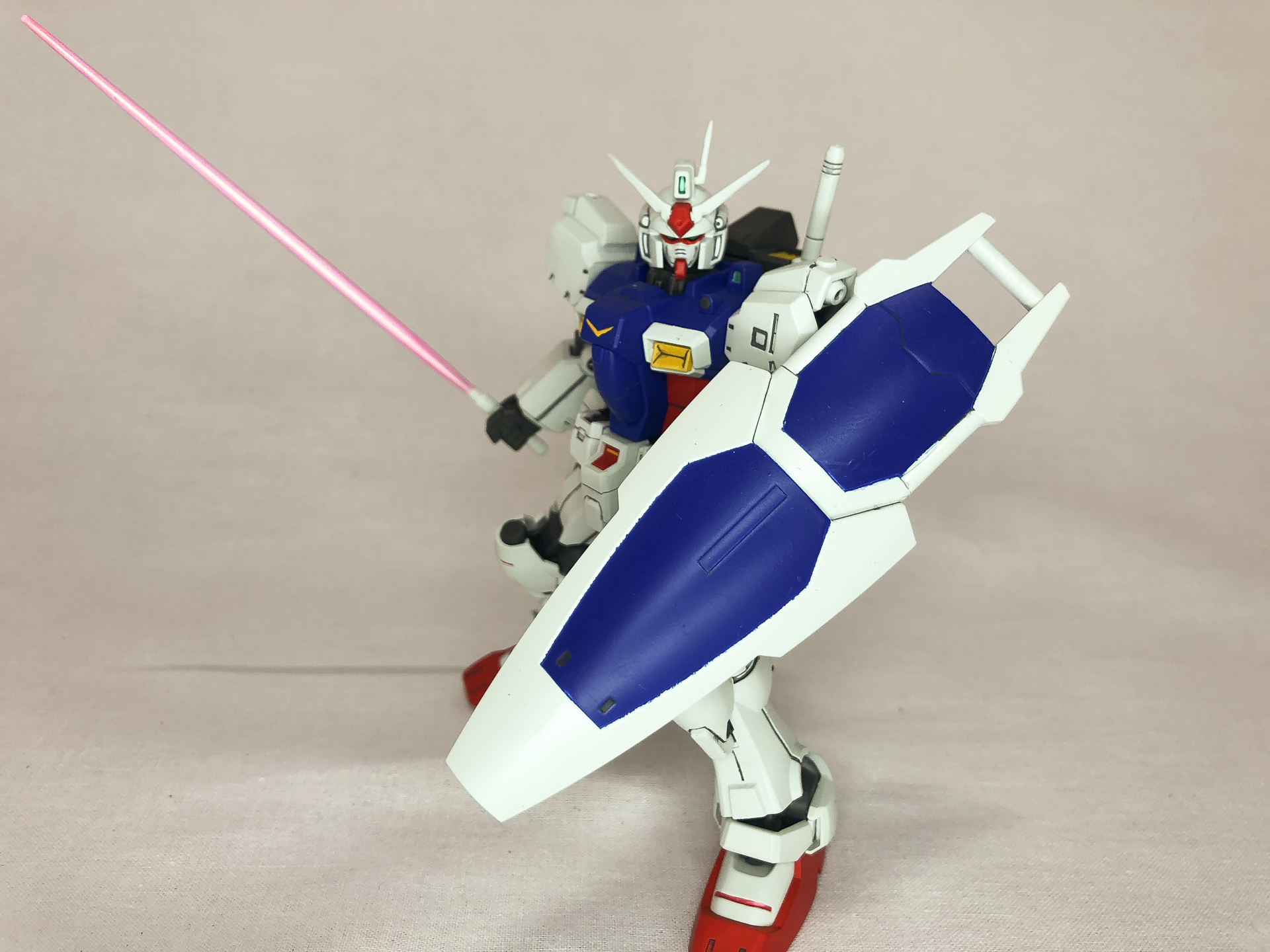 ビーム・サーベルを構えてみました。偏光塗料の輝きがビーム刃をリアルに再現しています。