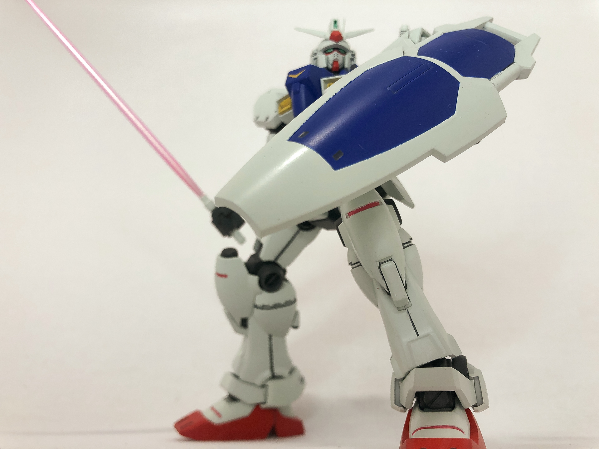 下からあおりで撮ってみました。この角度から見るとMSの大きさが感じられます。