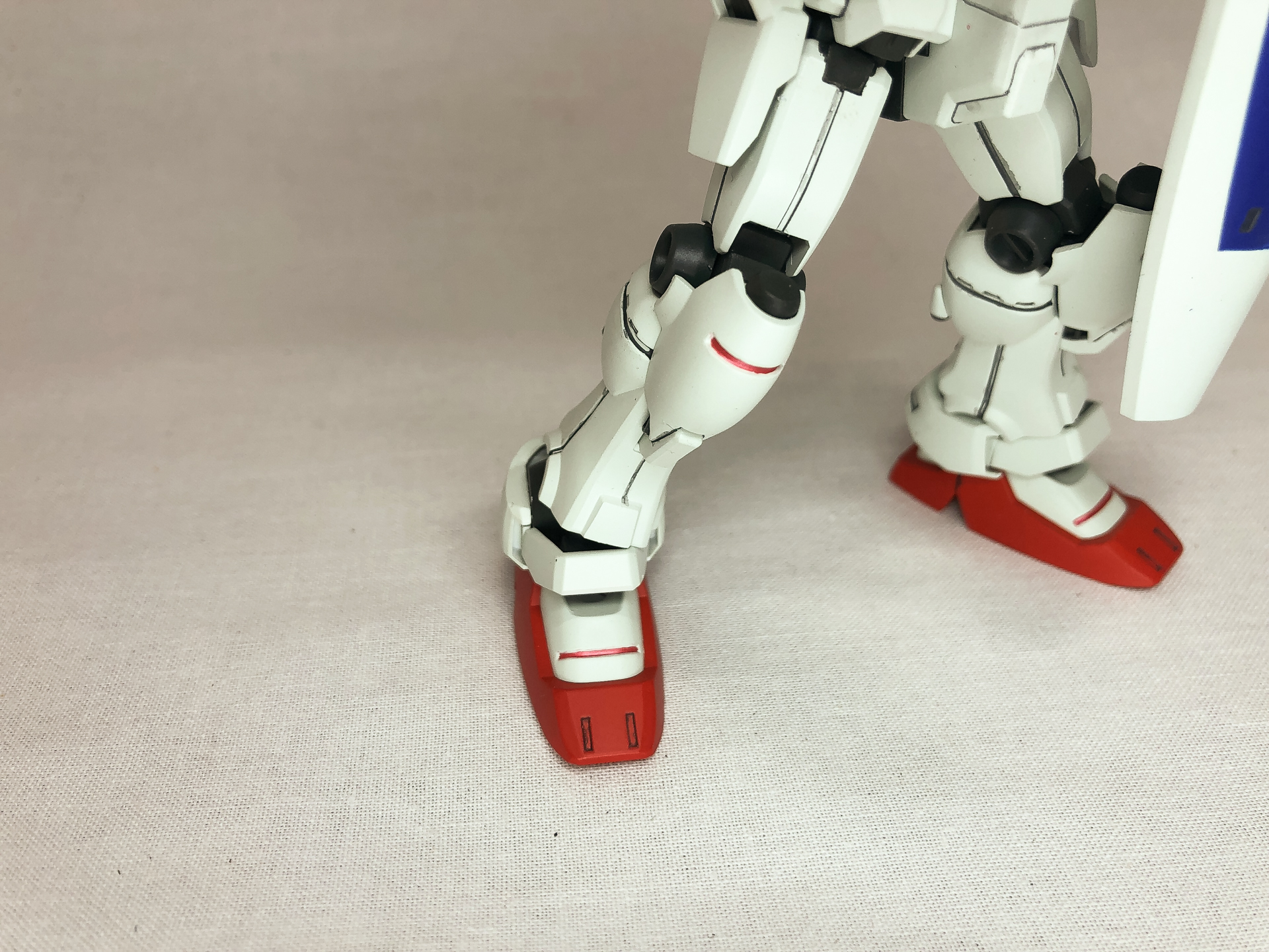 脚部のアップ。センサーのメタリックレッドがいいアクセントになっています。