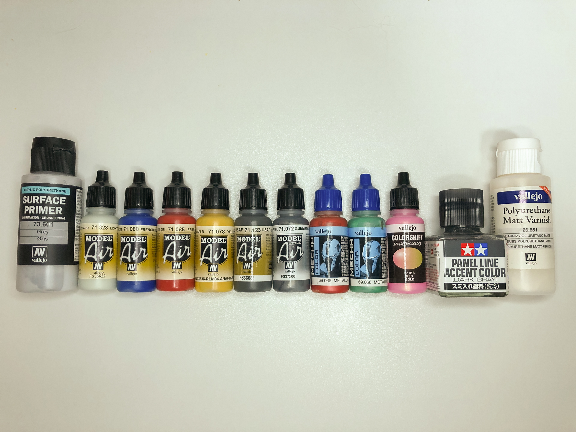 今回使用する塗料。右から2番目のタミヤ製スミ入れ塗料を除いたすべてがファレホの塗料です。ガンダム特有のトリコロールカラーはもちろん、ビーム・サーベルやセンサー用のメタリックなカラーも揃います。