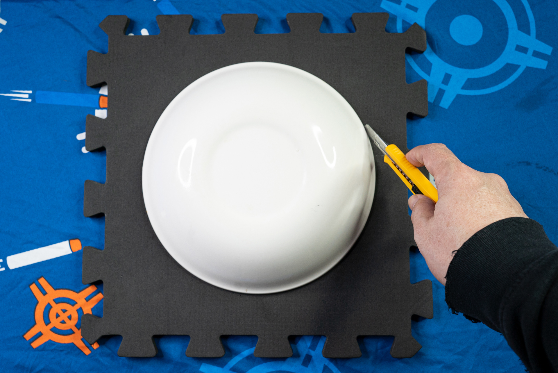 大きめのお皿をガイドにして、カッターでアタリを入れる