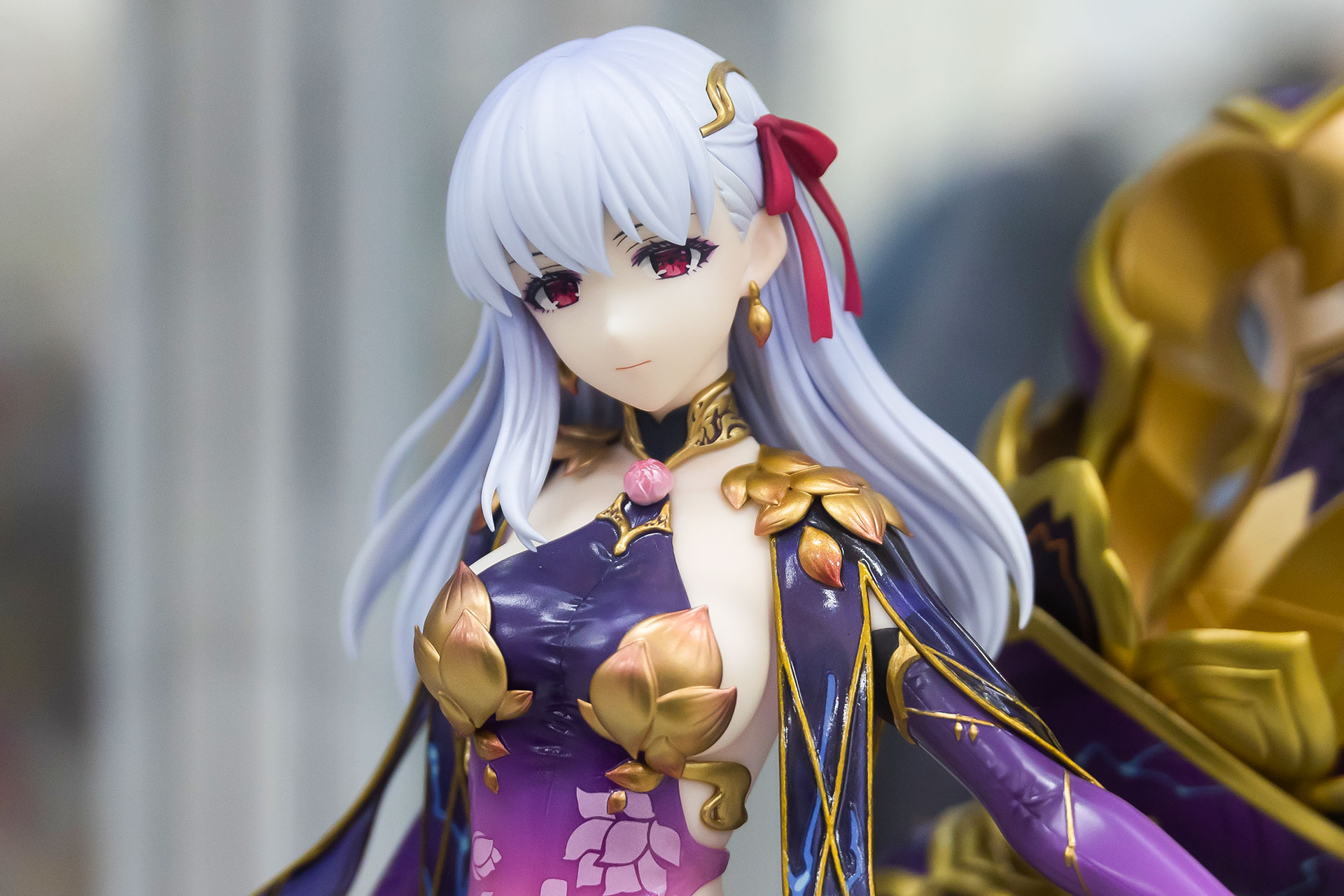 淡いブルーの髪に、赤い耳飾り。金属質のアクセサリー類など、どこか気品が漂っている。