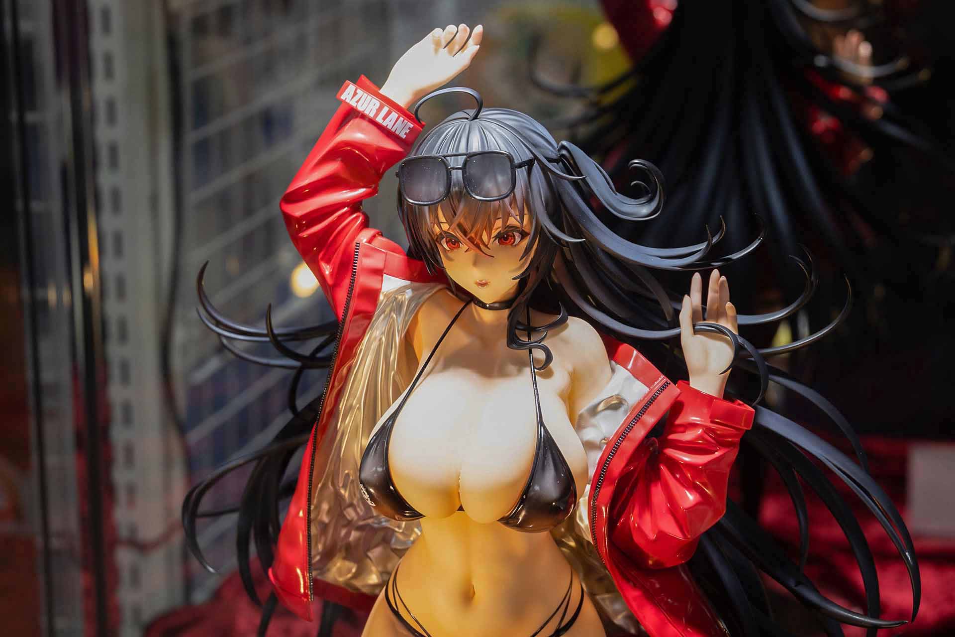 こちらはやや上方から見たところ。頭に付けたサングラスや、髪のトップのアホ毛などもしっかりと再現されている。