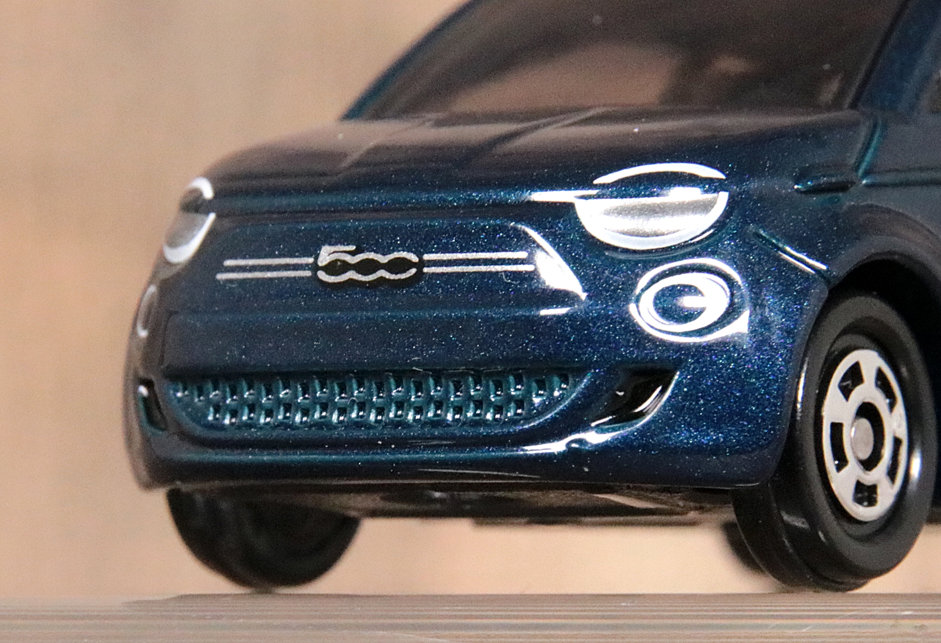 電気自動車なのでエアインテークの数が少なめ。網目模様も細かく再現されている