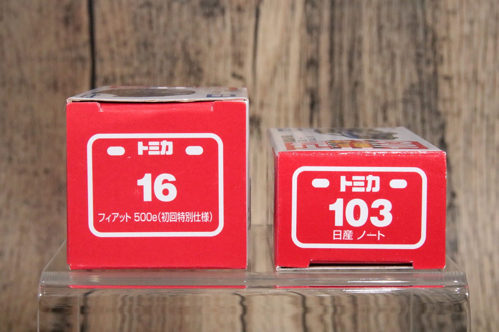 車高が高いモデルのため、箱はSUVタイプによく使われている“デカ箱”タイプ。後述する「No.103 日産 ノート」と比べるとこんな感じ
