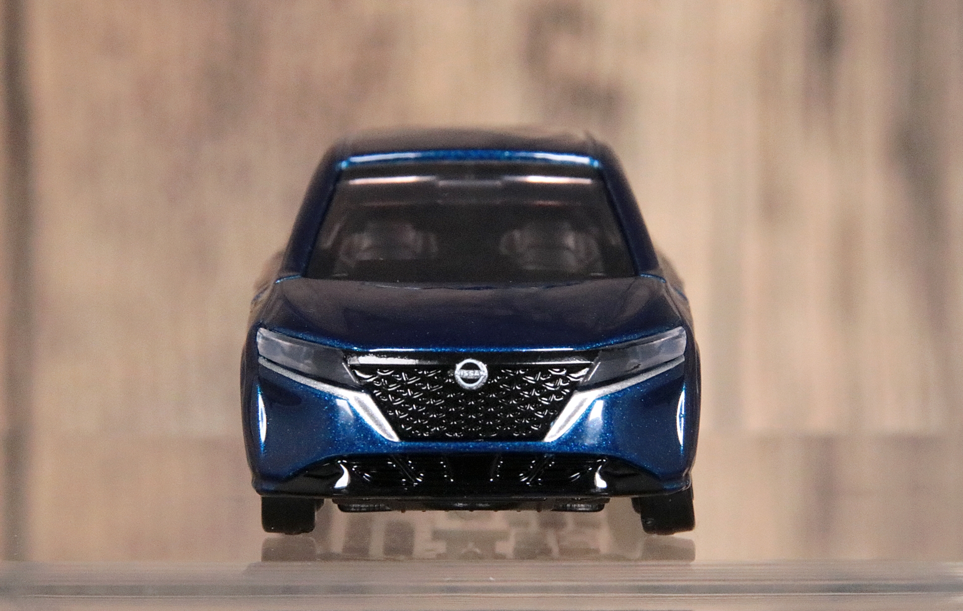 フロント。忠実に造形された日産のデザインアイコン「Vモーショングリル」の新しい形が目を引く