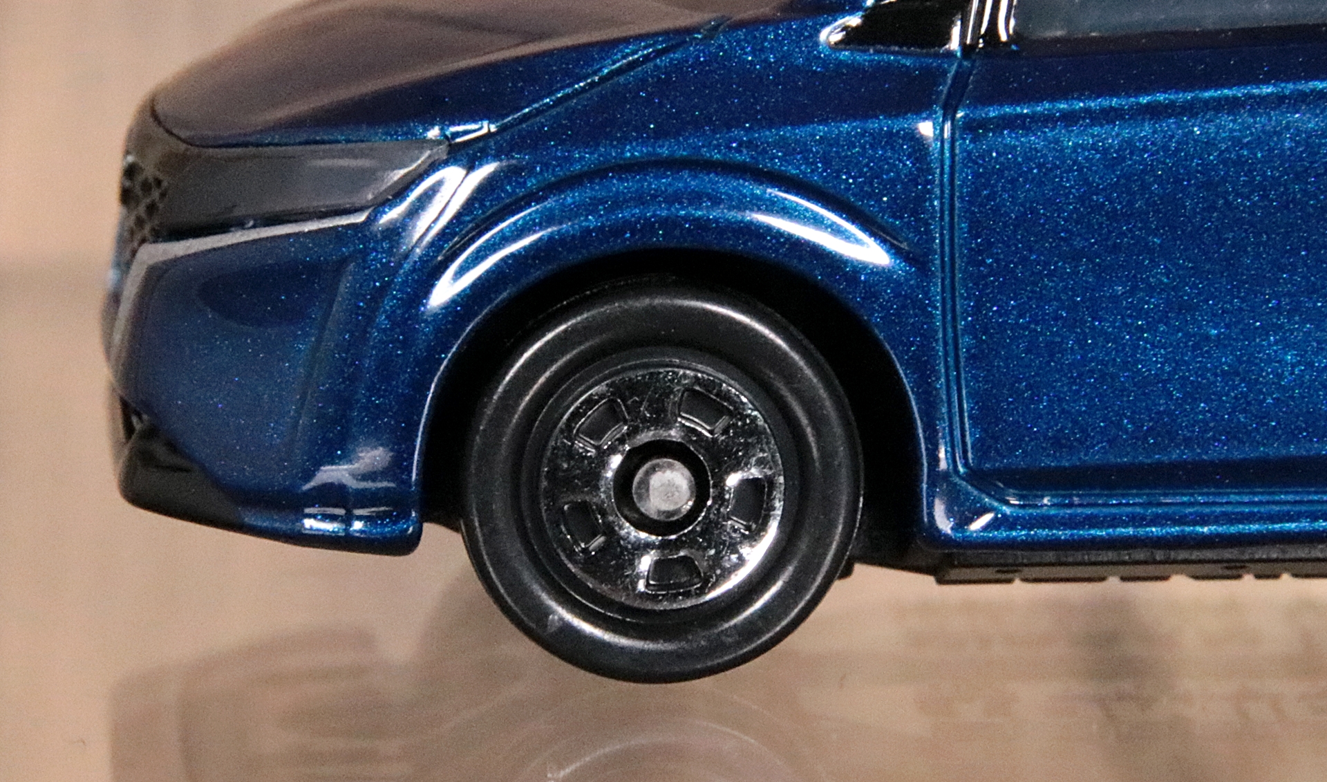 ホイールは「No.16 フィアット 500e」と同じく、汎用タイプの5本スポーク