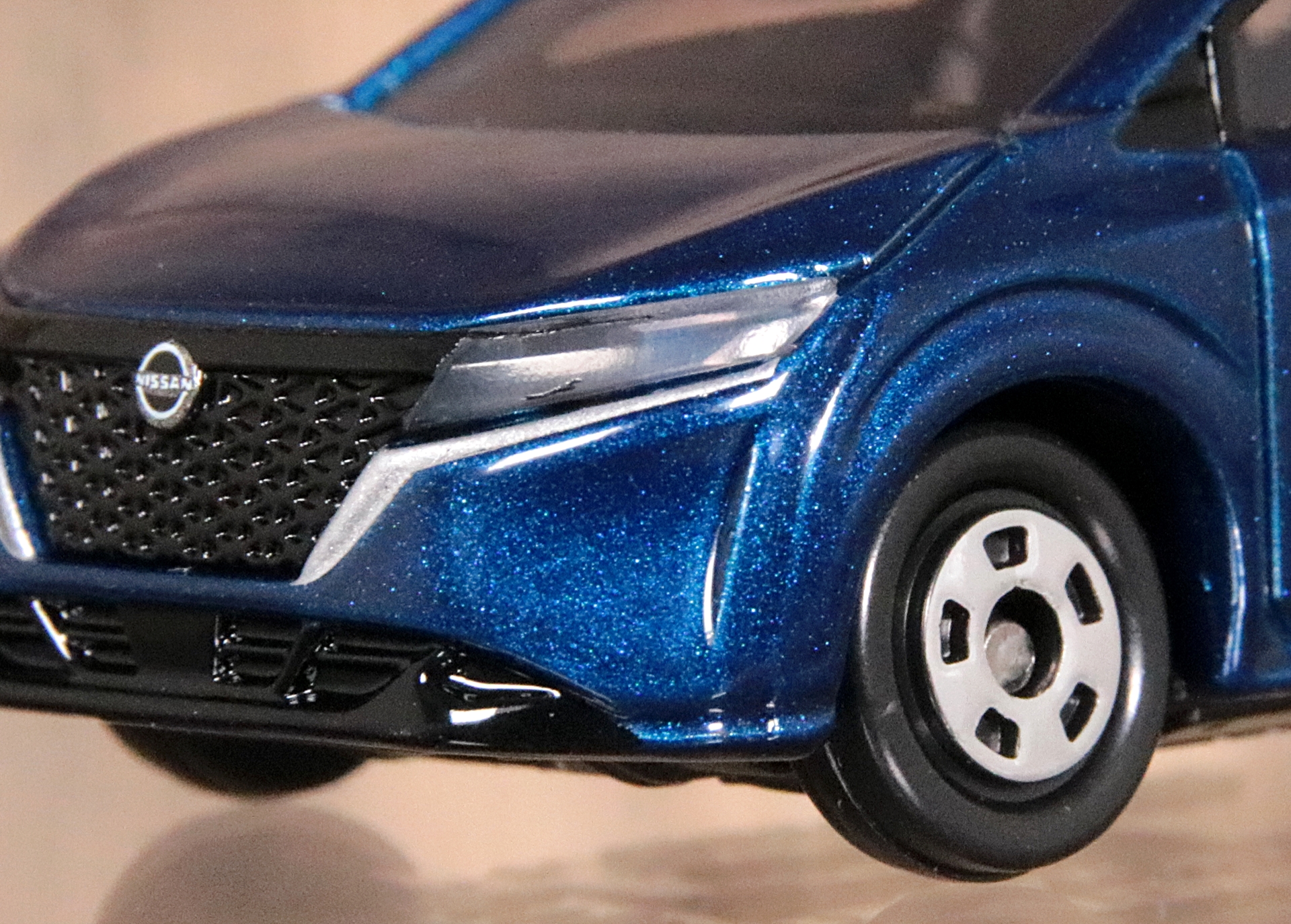 フロントグリルと一体化した薄型ヘッドライトはクリアパーツで再現