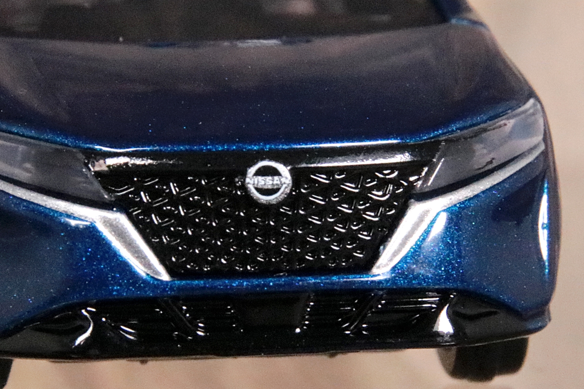かなり小さいが日本国内では初採用となった日産の新ロゴをプリント。グリルの網目模様も細かく造形