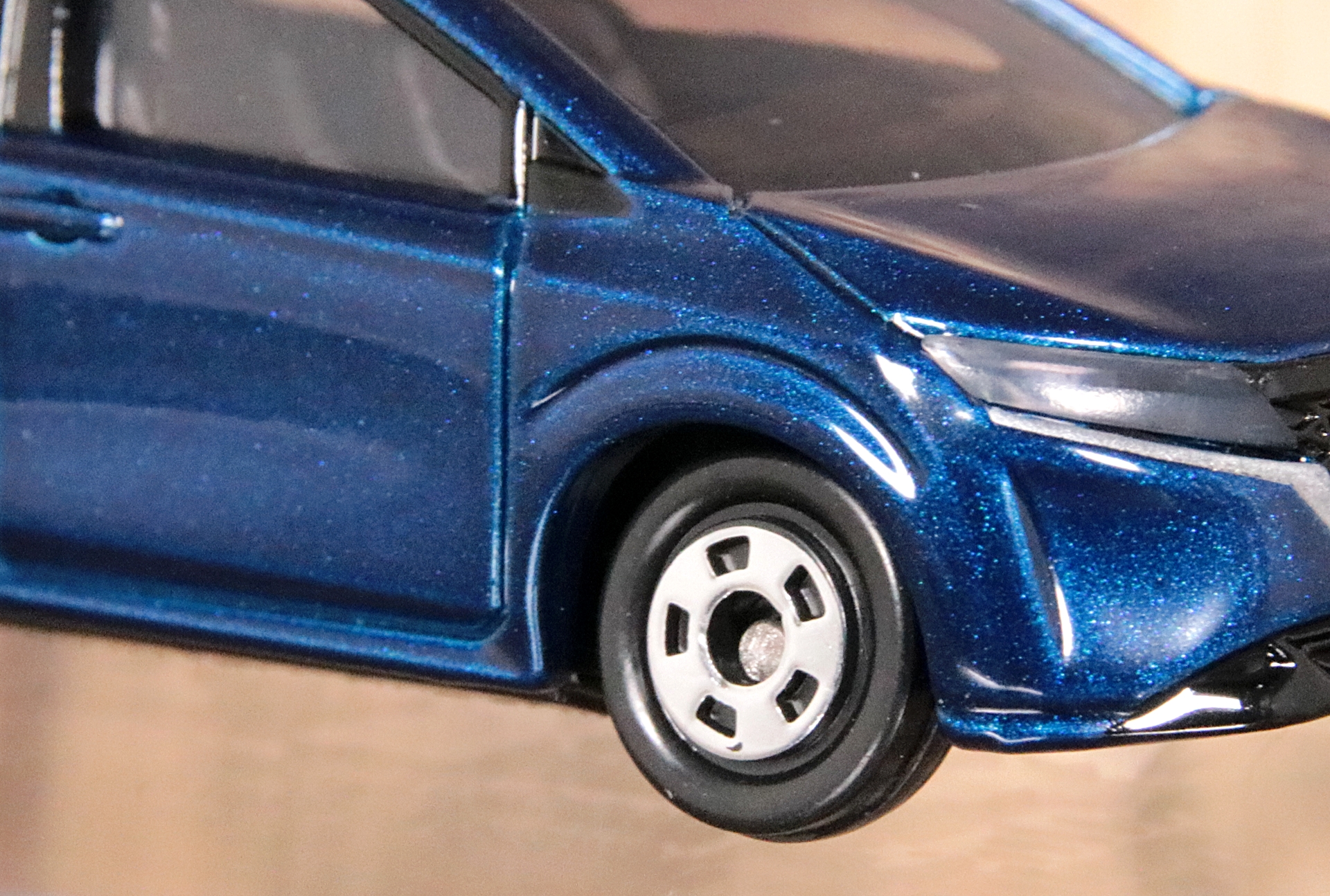 “面”を強く意識させるデザイン。フェンダーは線彫りで立体的に