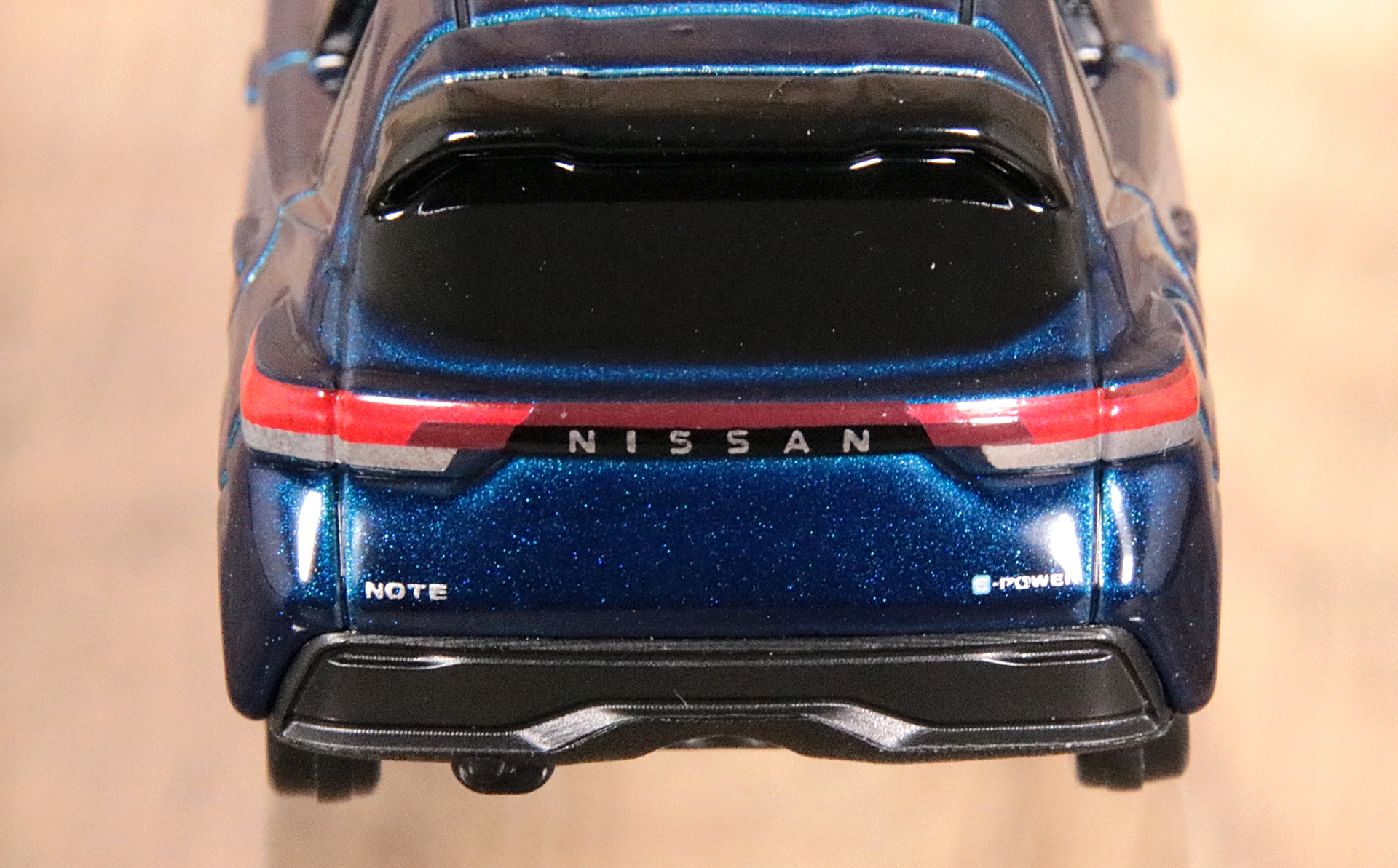 「NISSAN」と書かれた横一文字のシグネチャー、「NOTE」や「e-POWER」のエンブレムもプリント