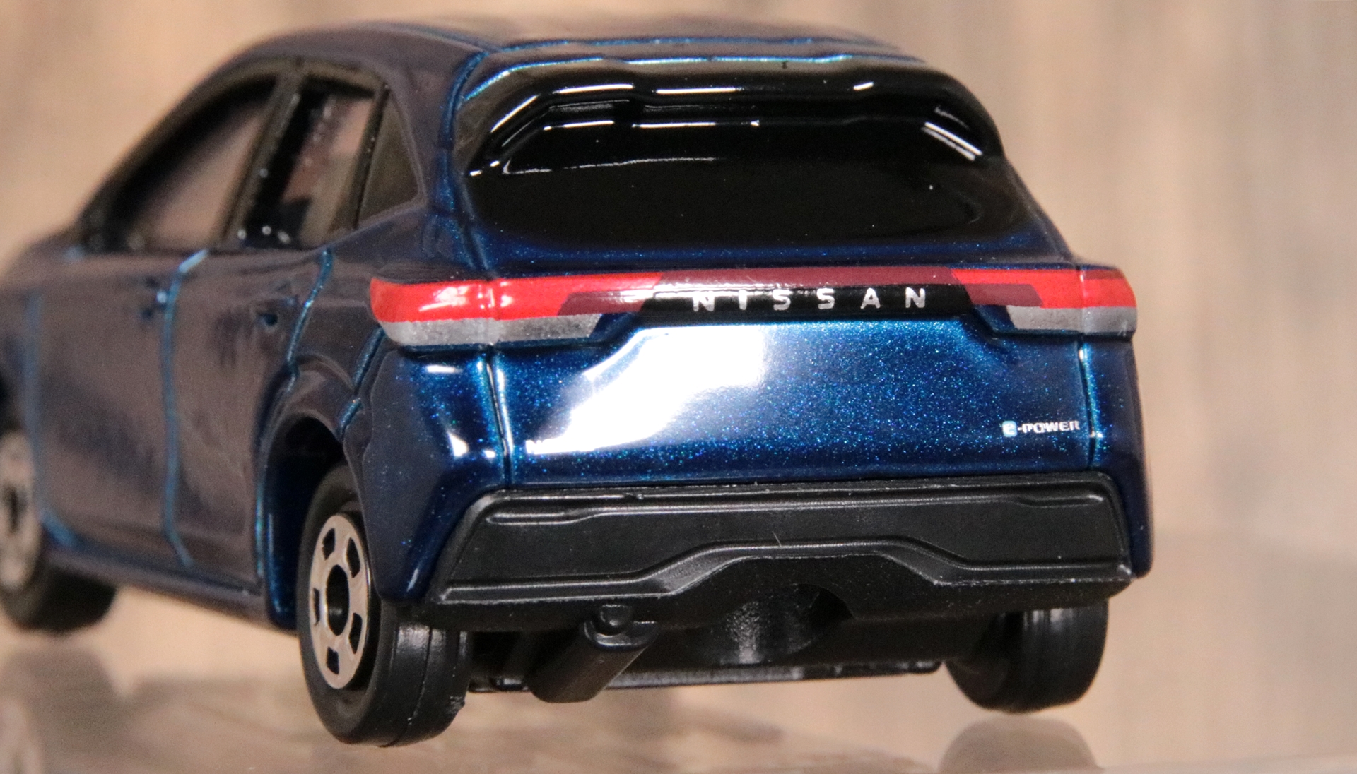 リアコンビランプは実車と同じように3種類のカラーで再現。フルEVではないのでグリル下にマフラーもある