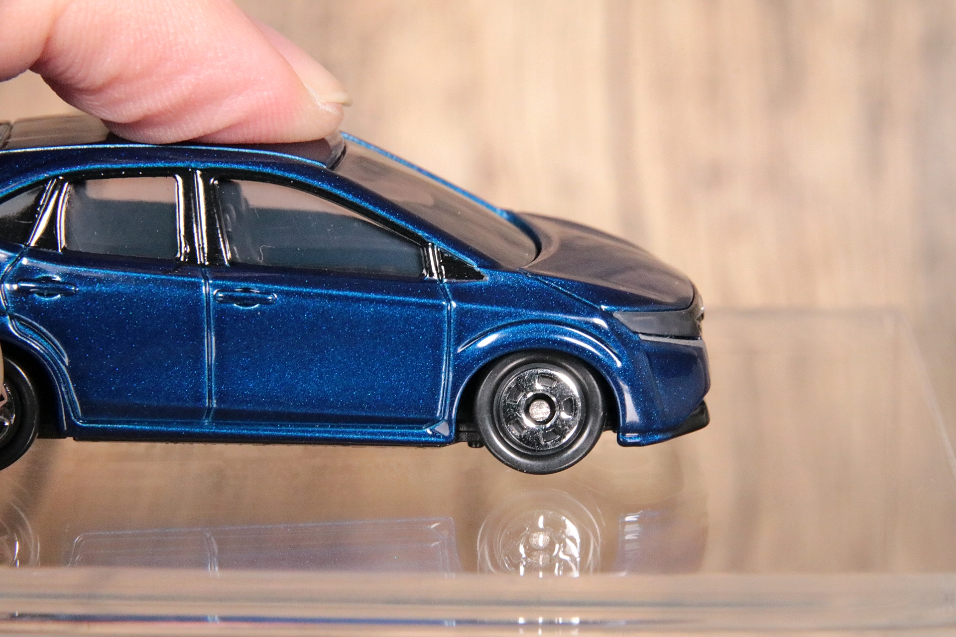 押すと沈み込む