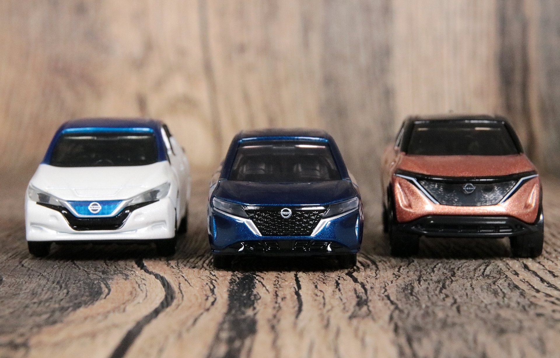 日産車の新型モデルはトミカ化が早い印象だ。代表モデルである「No.93 日産 リーフ」（生産終了）と「No.64 日産 アリア」と並べてみて、デザインアイコンの変遷を辿ってみるのも面白い