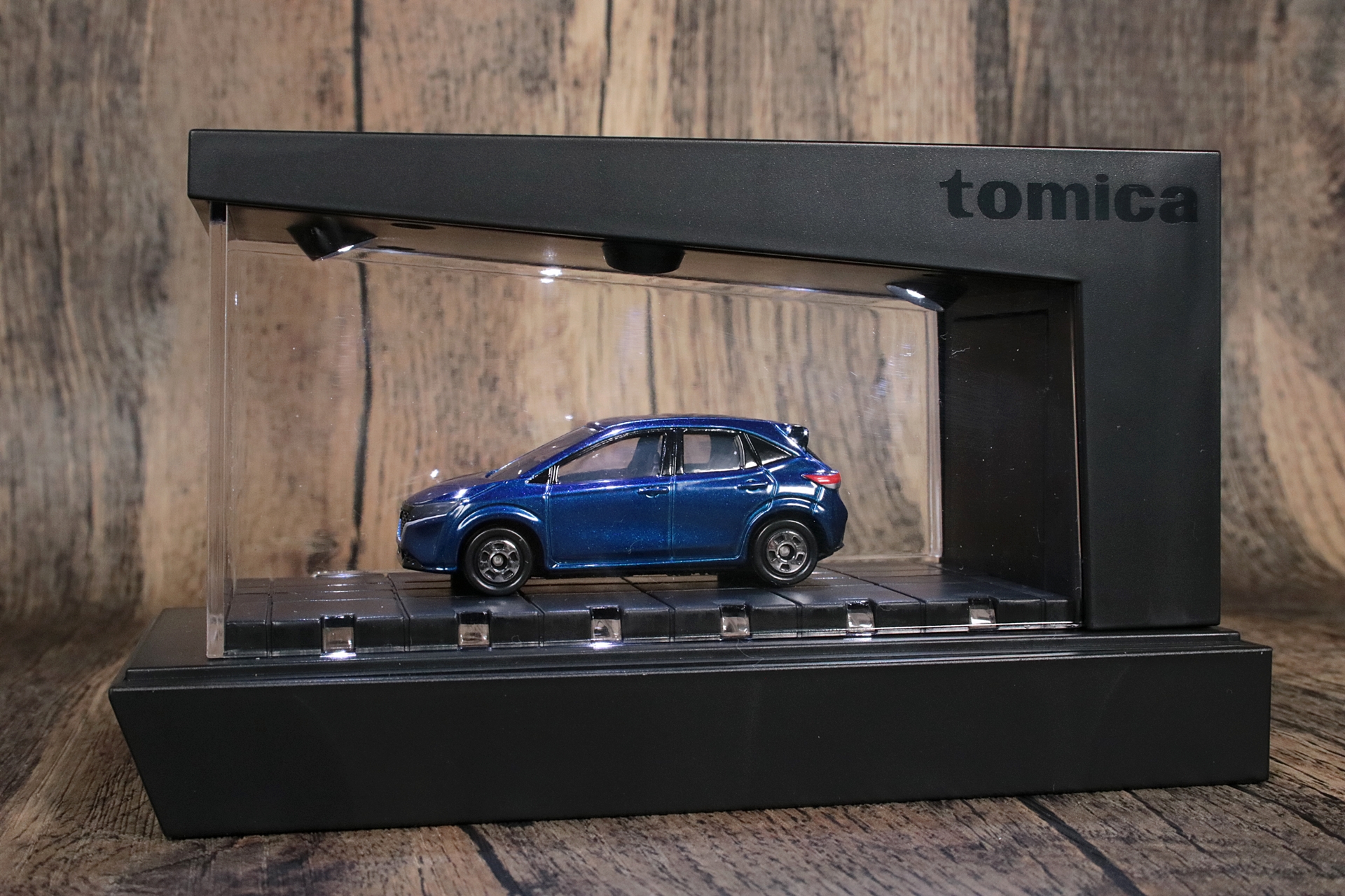 スマホをセットしない状態でもカッコよく飾れる「tomica ライトアップシアター」